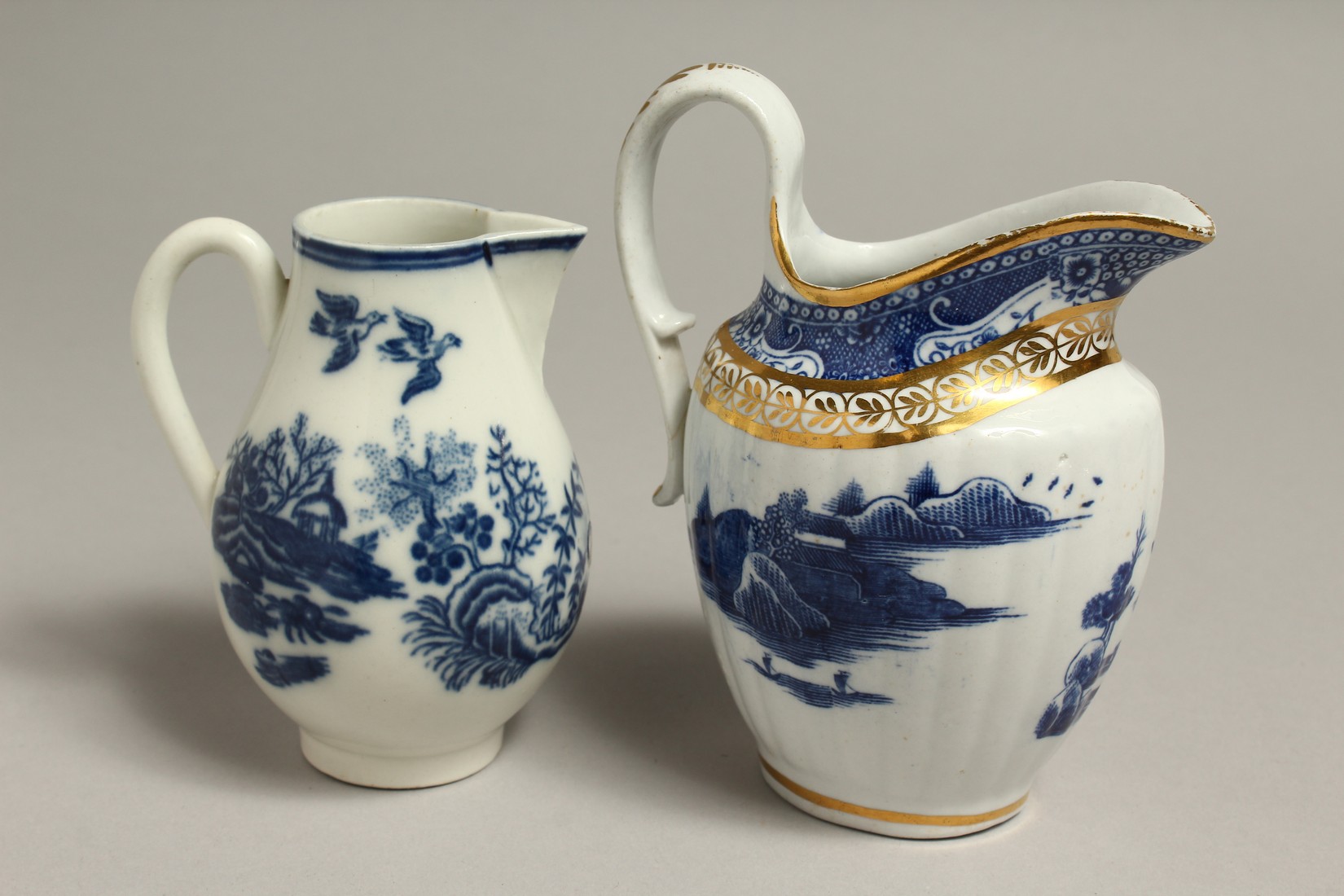 AN 18TH CENTRUY CAUGHLEY JUG printed with the Fence pattern and a Late Caughley jug printed with a - Bild 4 aus 7