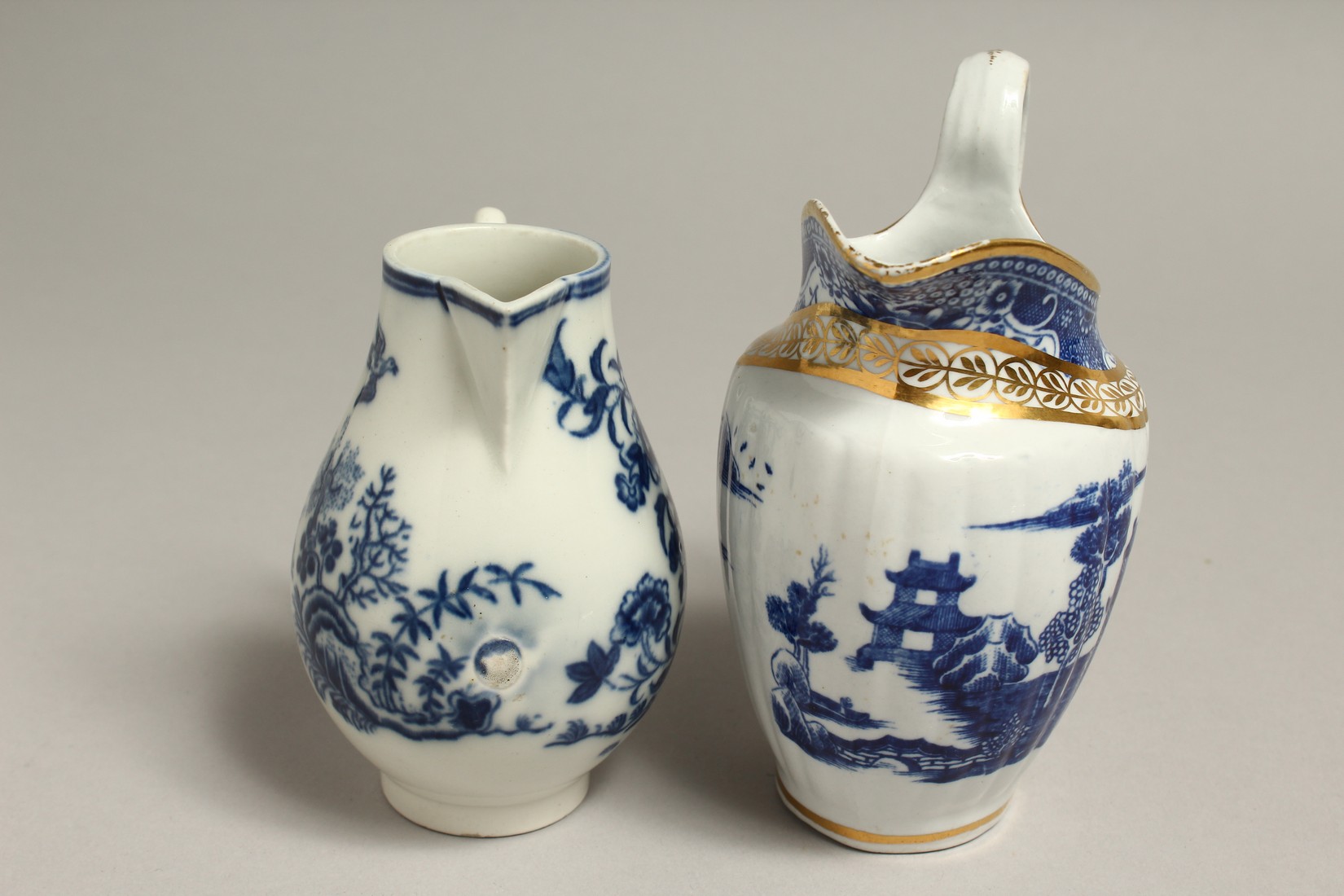 AN 18TH CENTRUY CAUGHLEY JUG printed with the Fence pattern and a Late Caughley jug printed with a - Bild 2 aus 7