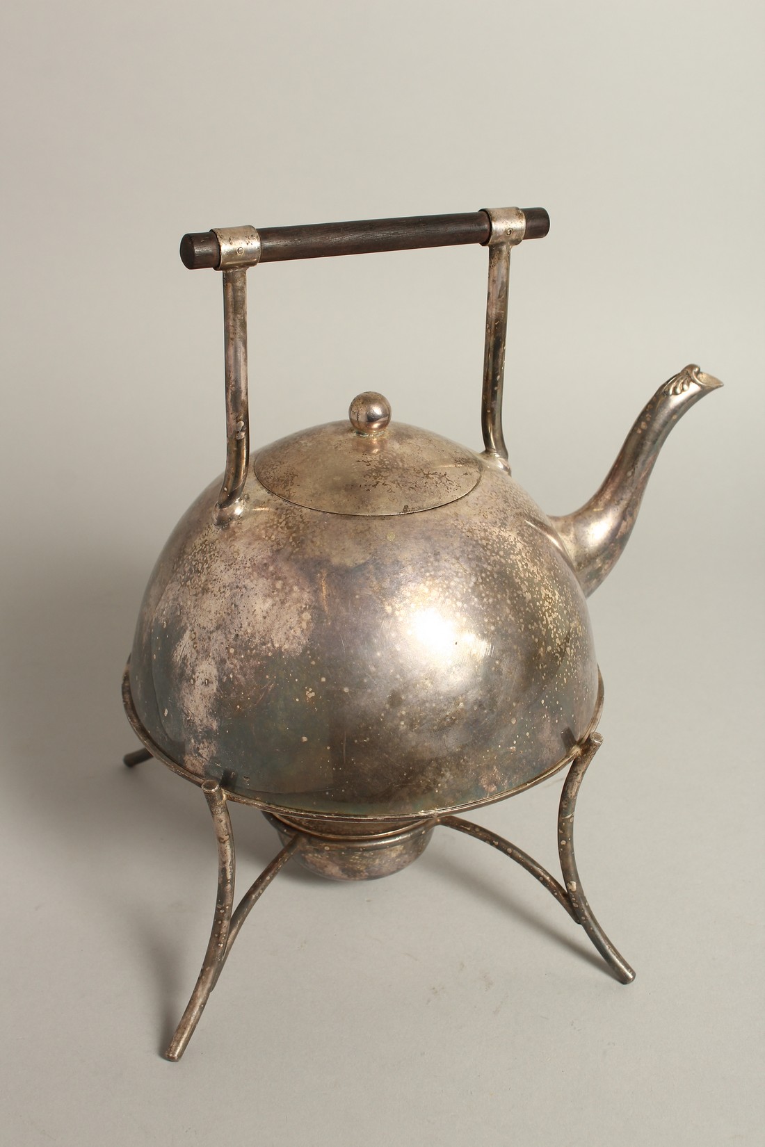 AN ARTS AND CRAFTS SILVER PLATED TEA KETTLE ON STAND after a design by CHRISTOPHER DRESSER, circa. - Bild 2 aus 3