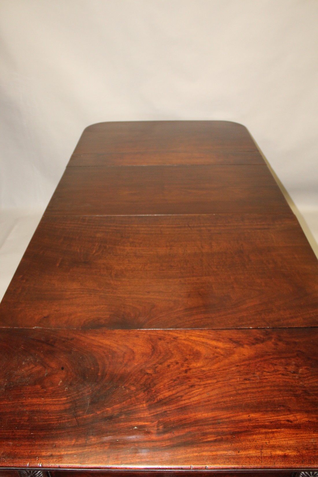 AN EARLY 19TH CENTURY MAHOGANY EXTENDING DINING TABLE, with patinated ratchet and hinged - Image 10 of 15