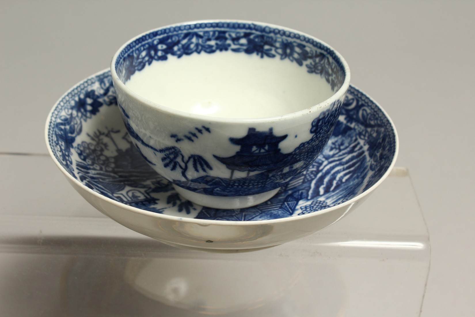 AN 18TH CENTRUY CAUGHLEY TEA BOWL AND SAUCER with the uncommon Fenced Garden pattern, together - Bild 3 aus 7