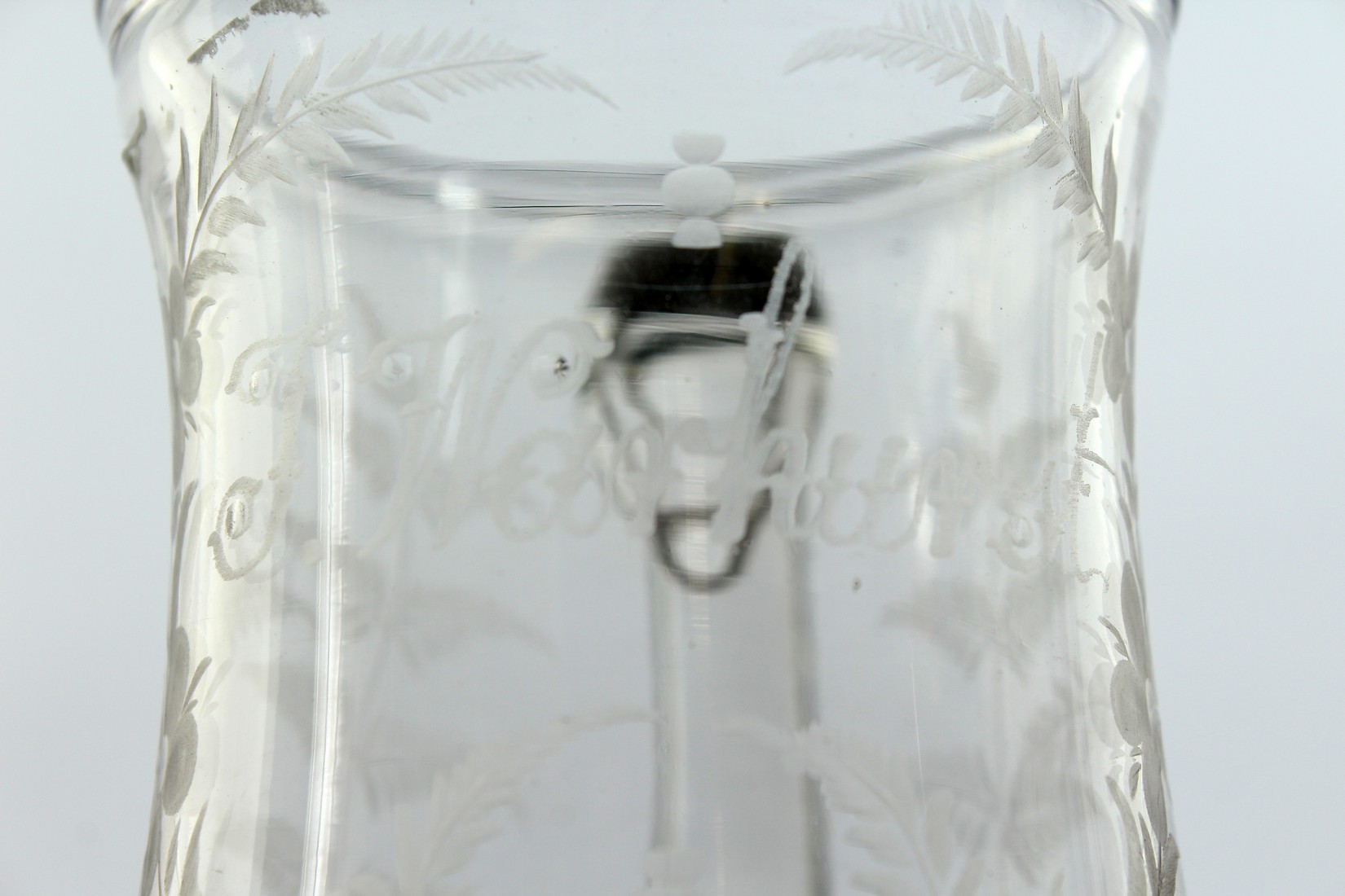 AN EARLY GLASS TANKARD engraved with flowers. T Warhurnt 5.5ins high. - Bild 2 aus 7