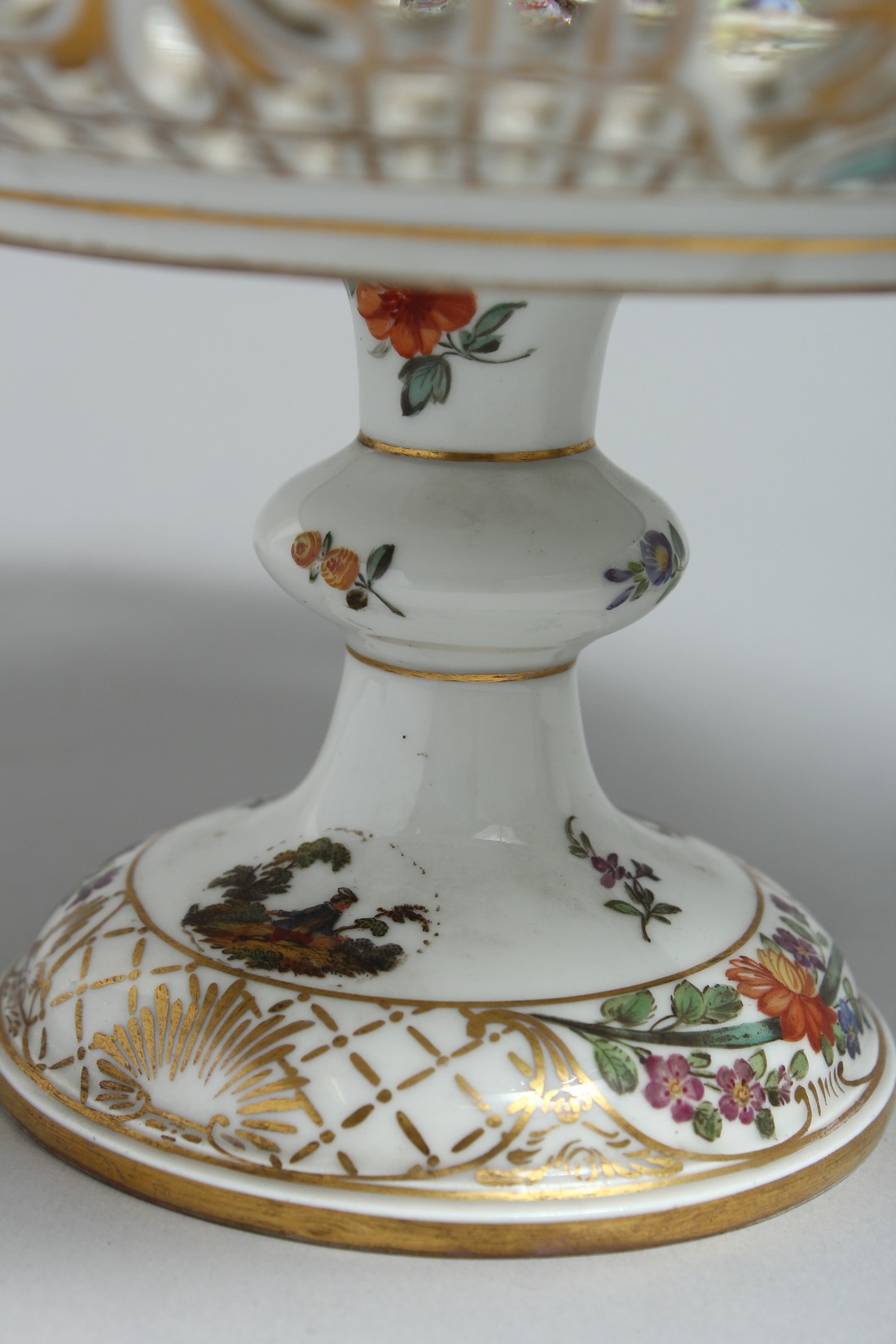 A VERY GOOD PAIR OF 19TH CENTURY DRESDEN PIERCED COMPORTS painted with flowers and figures mark in - Bild 7 aus 16