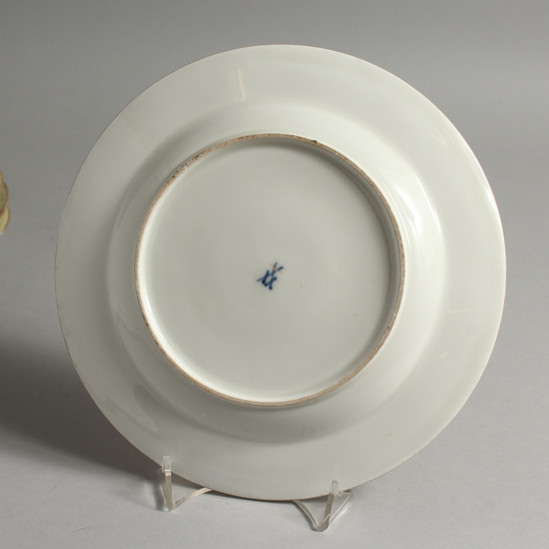 A SET OF FIVE 19TH CENTURY MEISSEN PLATES painted with garlands Cross swords mark in blue 9ins - Bild 11 aus 13