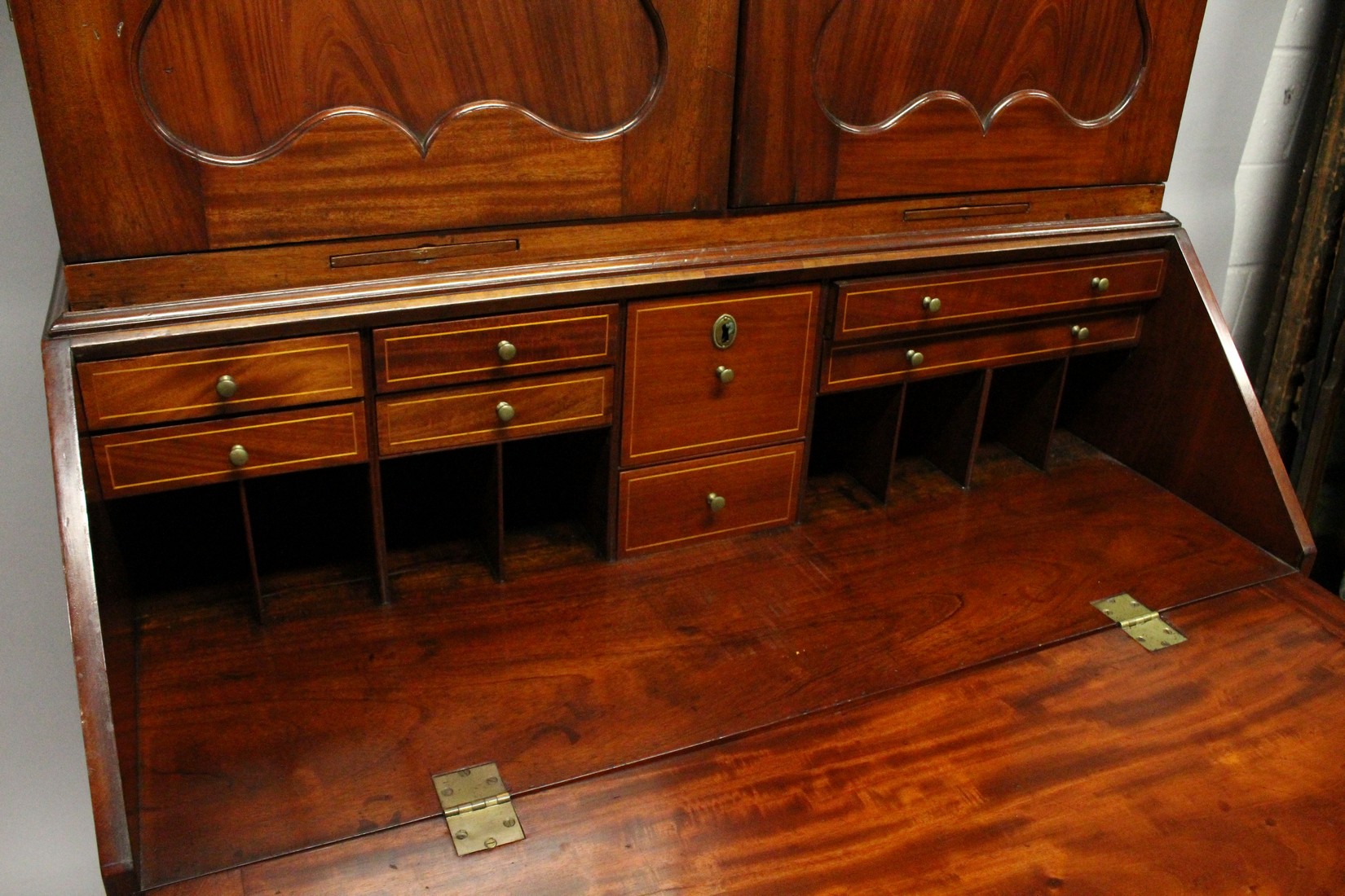 A SUPERB 18TH CENTURY AMERICAN, BOSTON, MAHOGANY, BUREAU BOOKCASE, the top with shaped cornice - Image 5 of 15