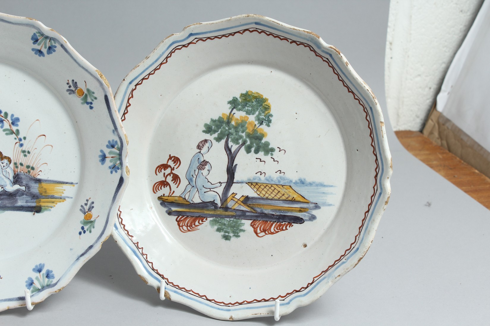 THREE 18TH CENTURY FAIENCE PLATES two with chickens, one with an urn. 8ins diameter. - Bild 4 aus 8