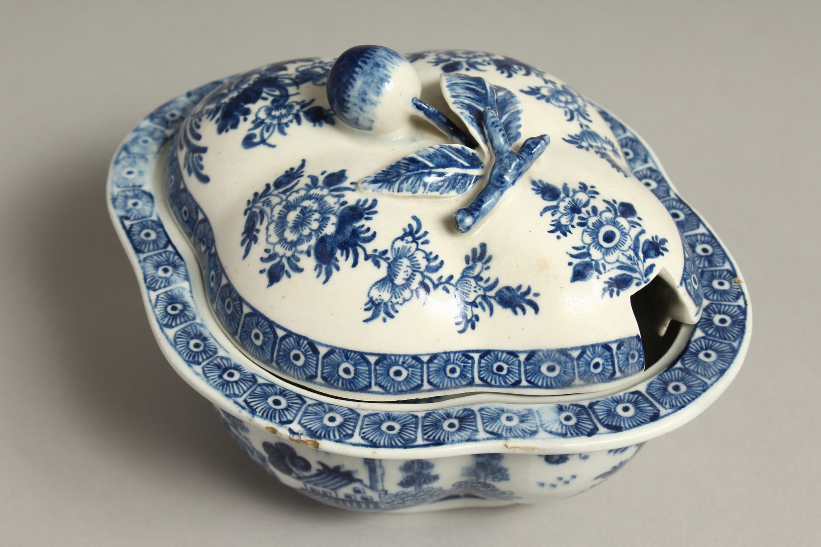 A DERBY BLUE AND WHITE QUATREFOIL-SHAPED TUREEN AND COVER, circa. 1765. - Bild 6 aus 9