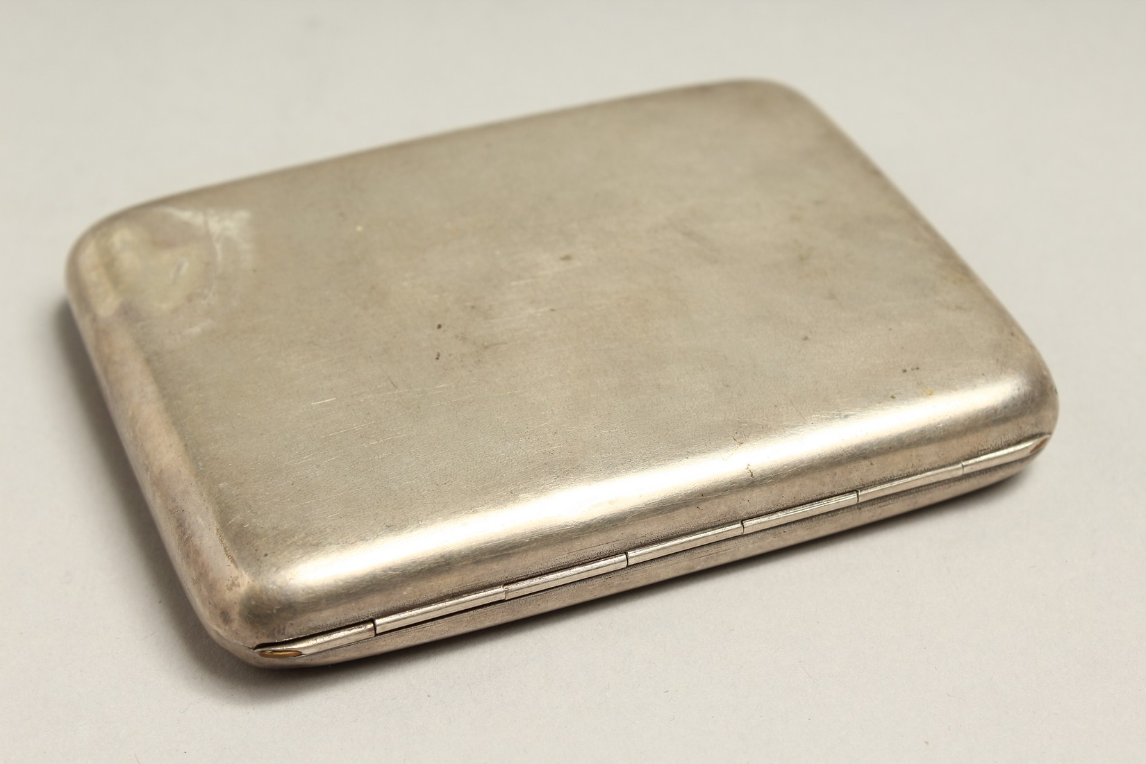 A RUSSIAN SILVER CIGARETTE CASE, the front engraved with a church. 4ins x 3ins - Bild 4 aus 6