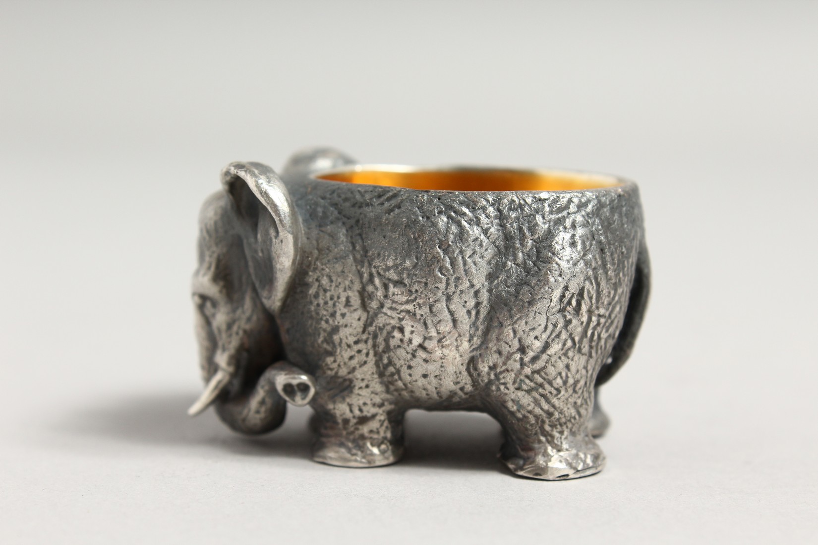 A RUSSIAN SILVER ELEPHANT SALT with gilt bowl. Bears mark, 84. Length 1.75ins Weight 127g - Bild 5 aus 8