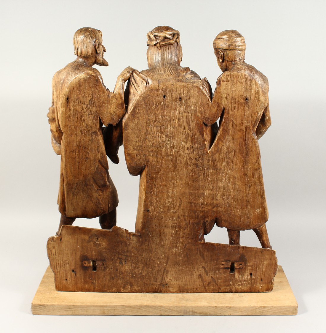 A SUPERB 18TH CENTURY GERMAN, CARVED LIMEWOOD GROUP, CHRIST with two men, the base with a cross - Image 5 of 5