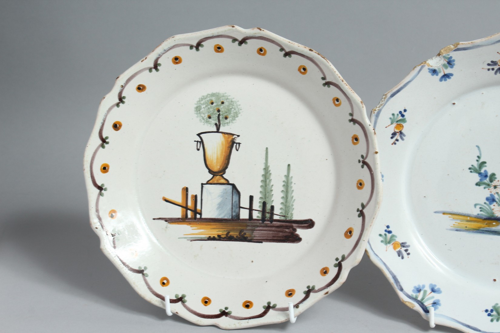 THREE 18TH CENTURY FAIENCE PLATES two with chickens, one with an urn. 8ins diameter. - Bild 2 aus 8