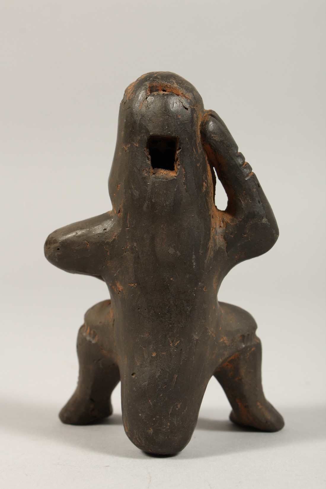 A SOUTH AMERICAN POTTERY WHISTLE as a seated figure,possibly from Peru. 4ins long - Bild 3 aus 4