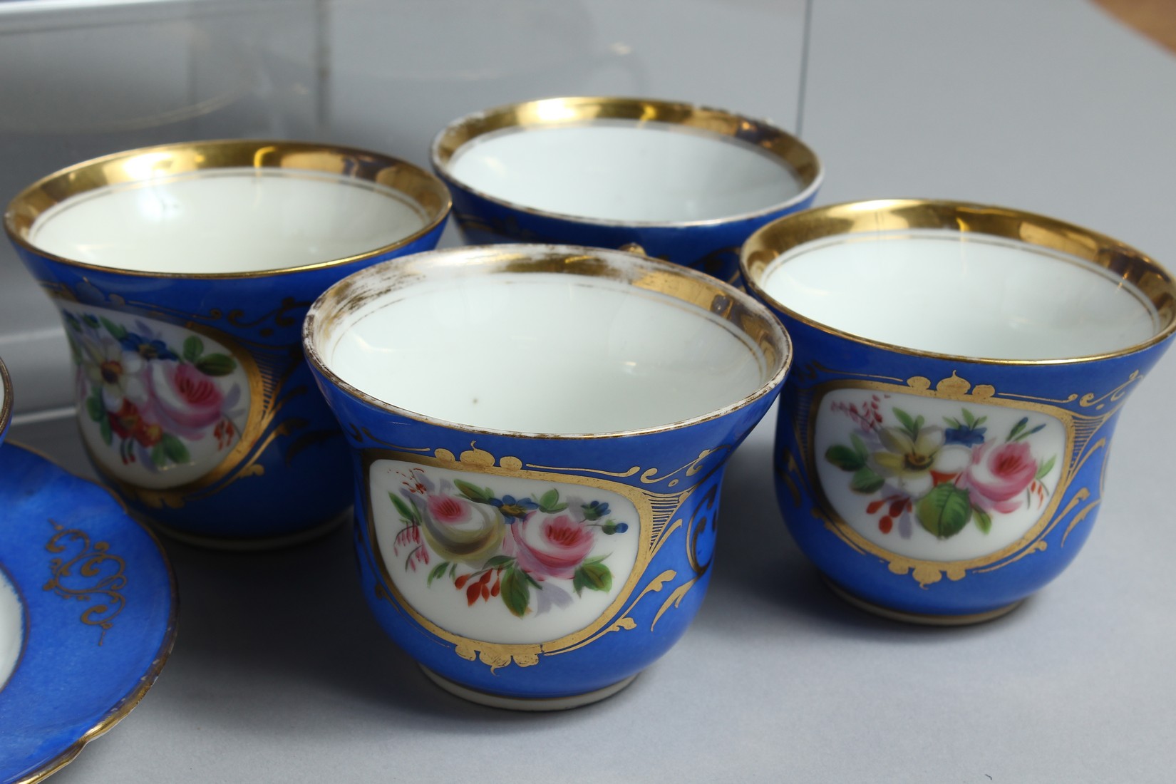 A CONTINENTAL BLUE GROUND PORCELAIN TEA SET comprising tea pot, sugar bowl, milk jug, bowl, bowl and - Bild 5 aus 10