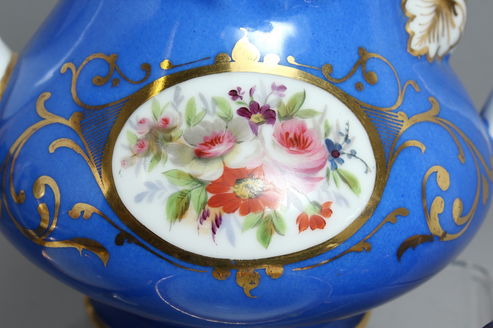 A CONTINENTAL BLUE GROUND PORCELAIN TEA SET comprising tea pot, sugar bowl, milk jug, bowl, bowl and - Bild 8 aus 10