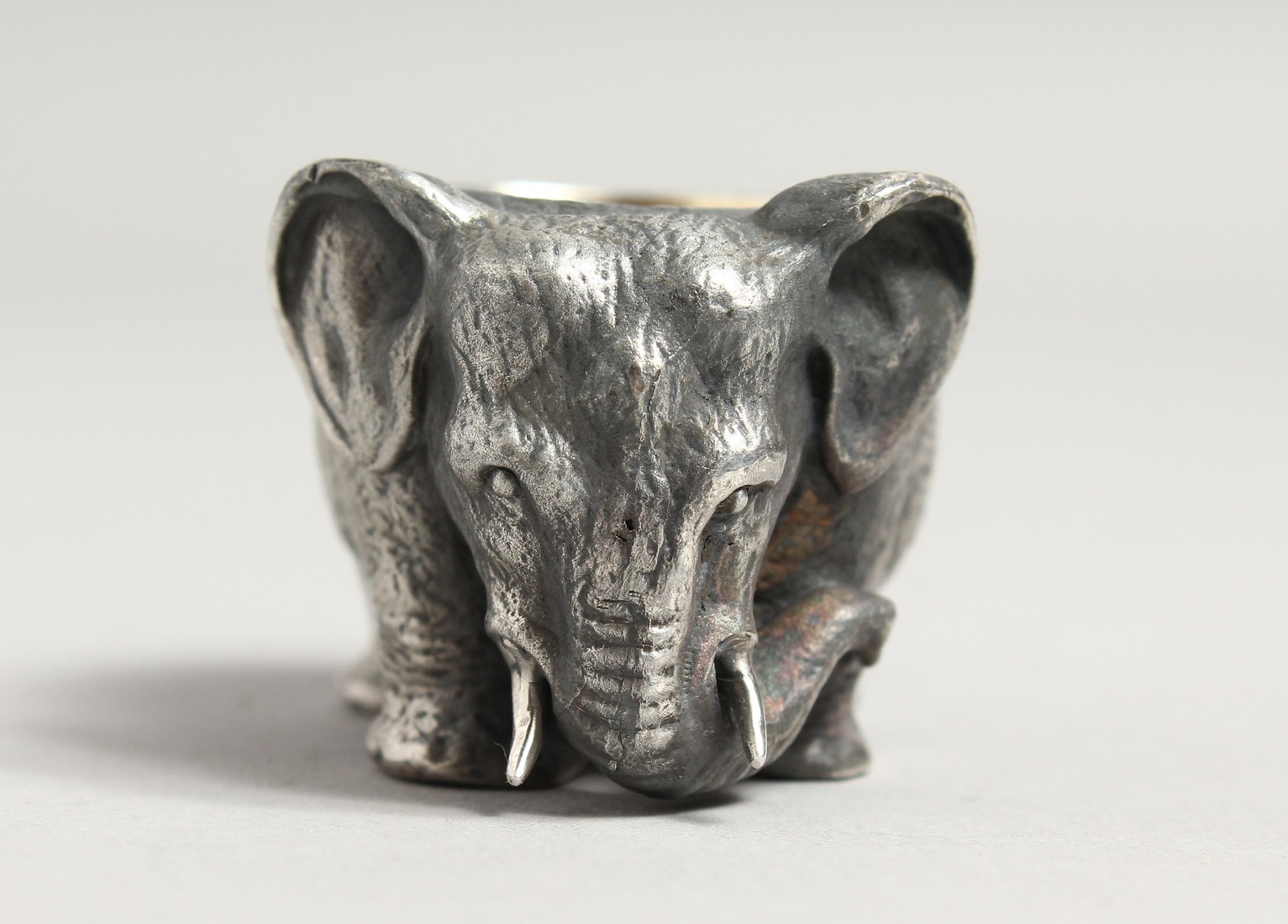 A RUSSIAN SILVER ELEPHANT SALT with gilt bowl. Bears mark, 84. Length 1.75ins Weight 127g - Bild 2 aus 8