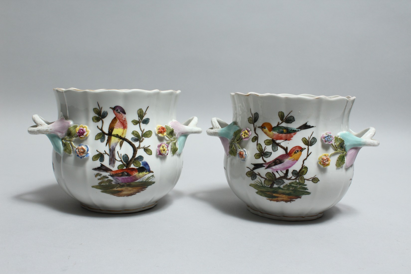 A GOOD PAIR OF DRESDEN PORCELAIN TWO HANDLED CACHE POTS painted and encrusted with birds and flowers - Bild 3 aus 8