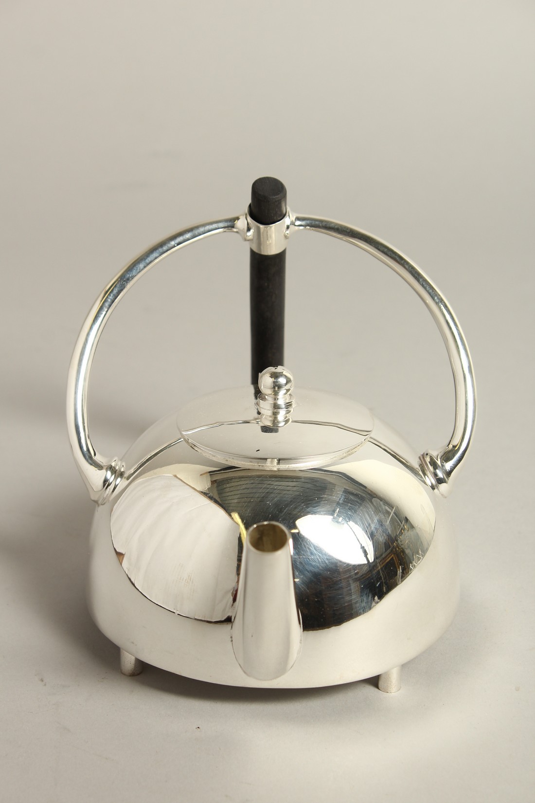 A CHRSTOPHER DRESSER DESIGN SILVER PLATE CIRCULAR TEA POT. - Bild 3 aus 4