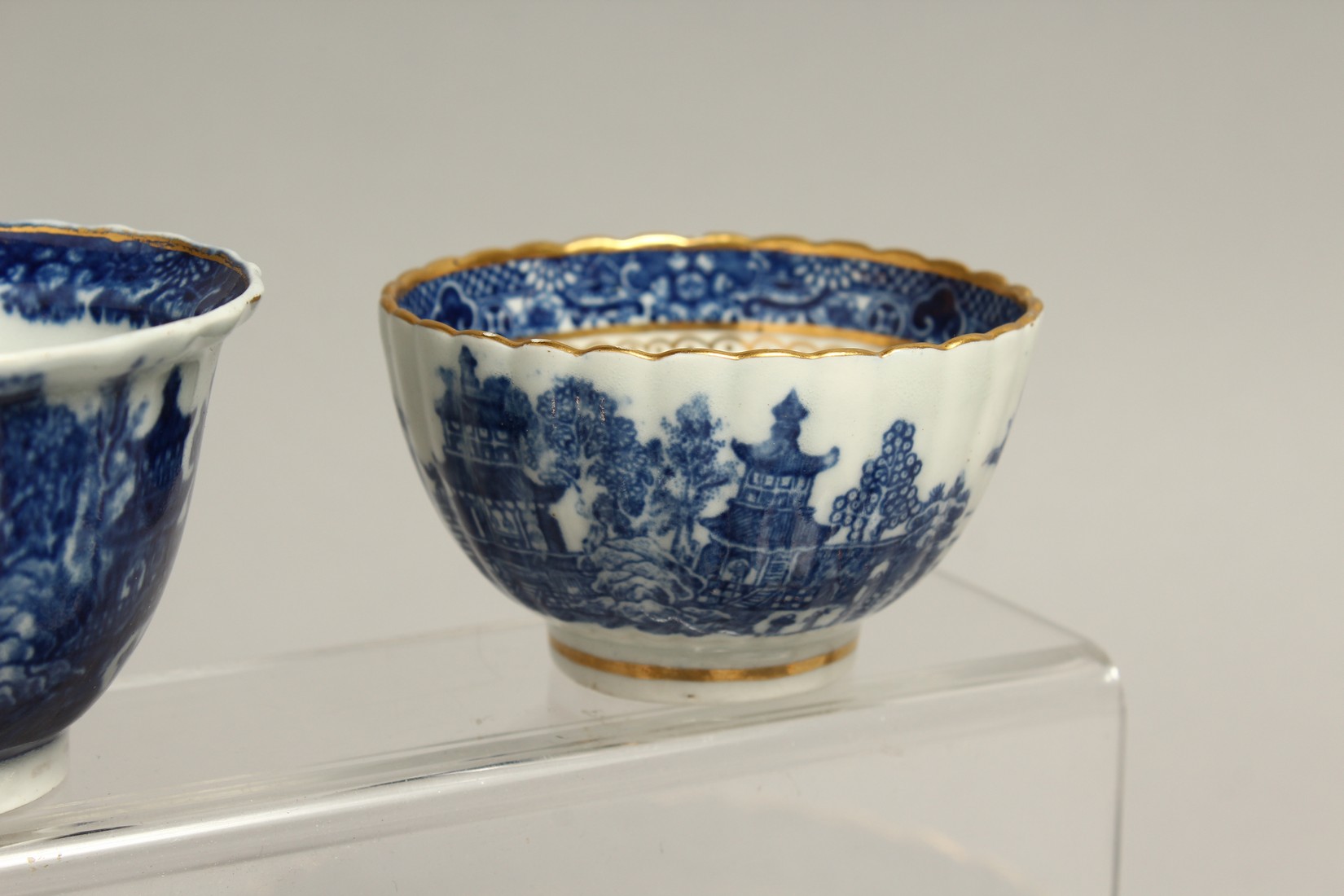 AN 18TH CENTURY CAUGHLEY PORCELAIN PAGODA TEA BOWL AND SAUCER, two Temple tea bowls and saucers, two - Bild 8 aus 8