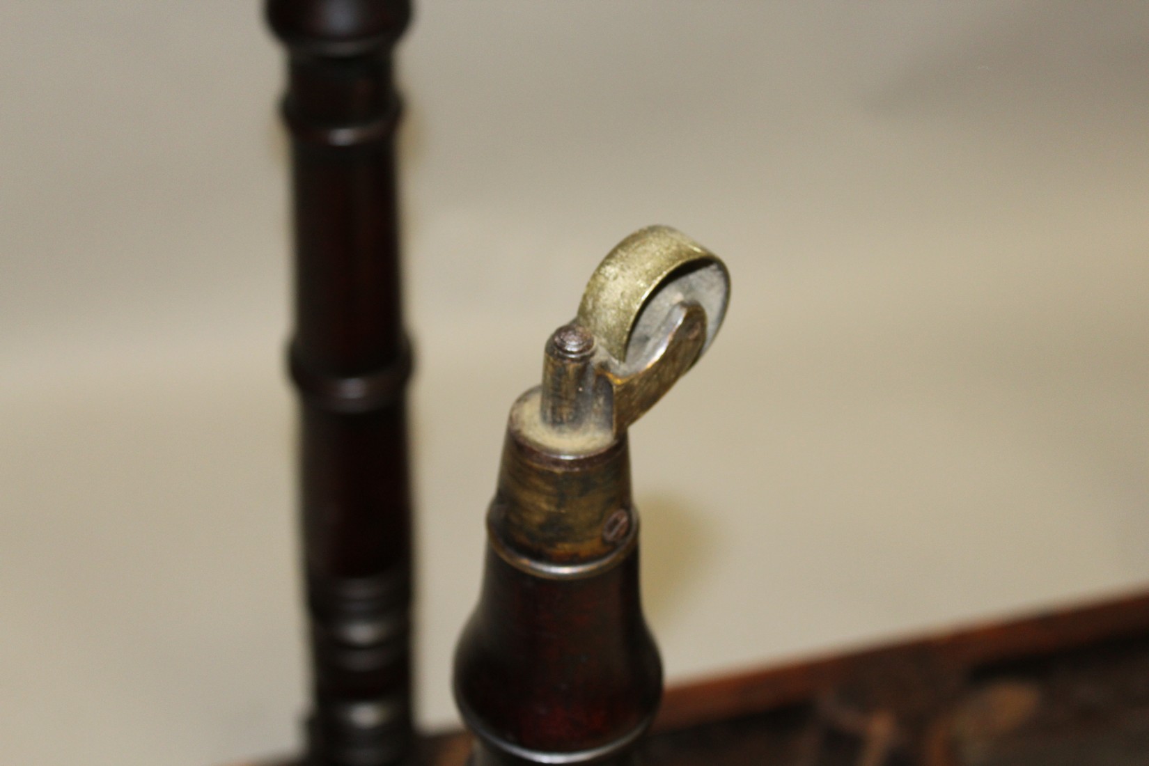 AN EARLY 19TH CENTURY MAHOGANY EXTENDING DINING TABLE, with patinated ratchet and hinged - Image 13 of 15