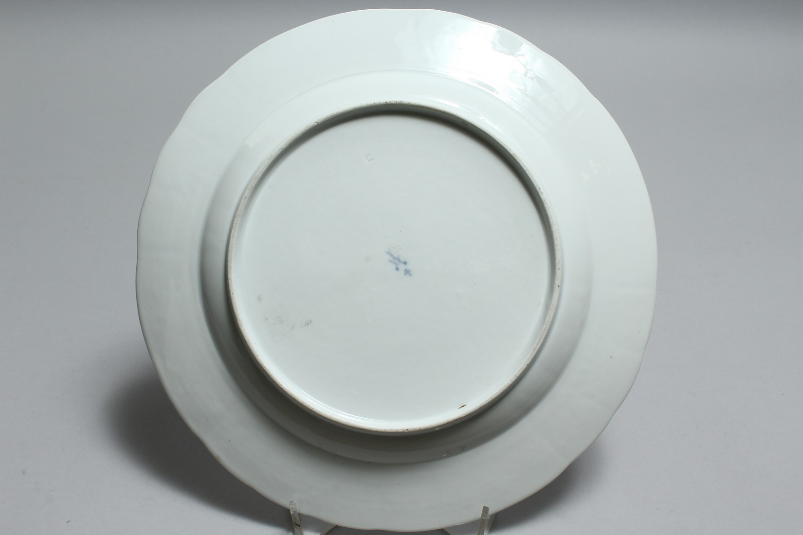 A 19TH CENTURY MEISSEN PORCELAIN PLATE painted with flowers. Cross swords mark in blue 9.5ins - Bild 2 aus 3