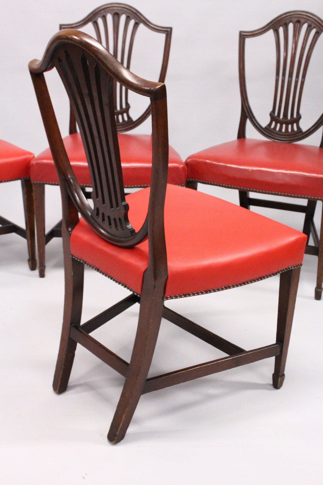 A SET OF FOUR HEPPLEWHITE MAHOGANY SHIELD BACK SINGLE CHAIRS with leather seats. - Image 3 of 4