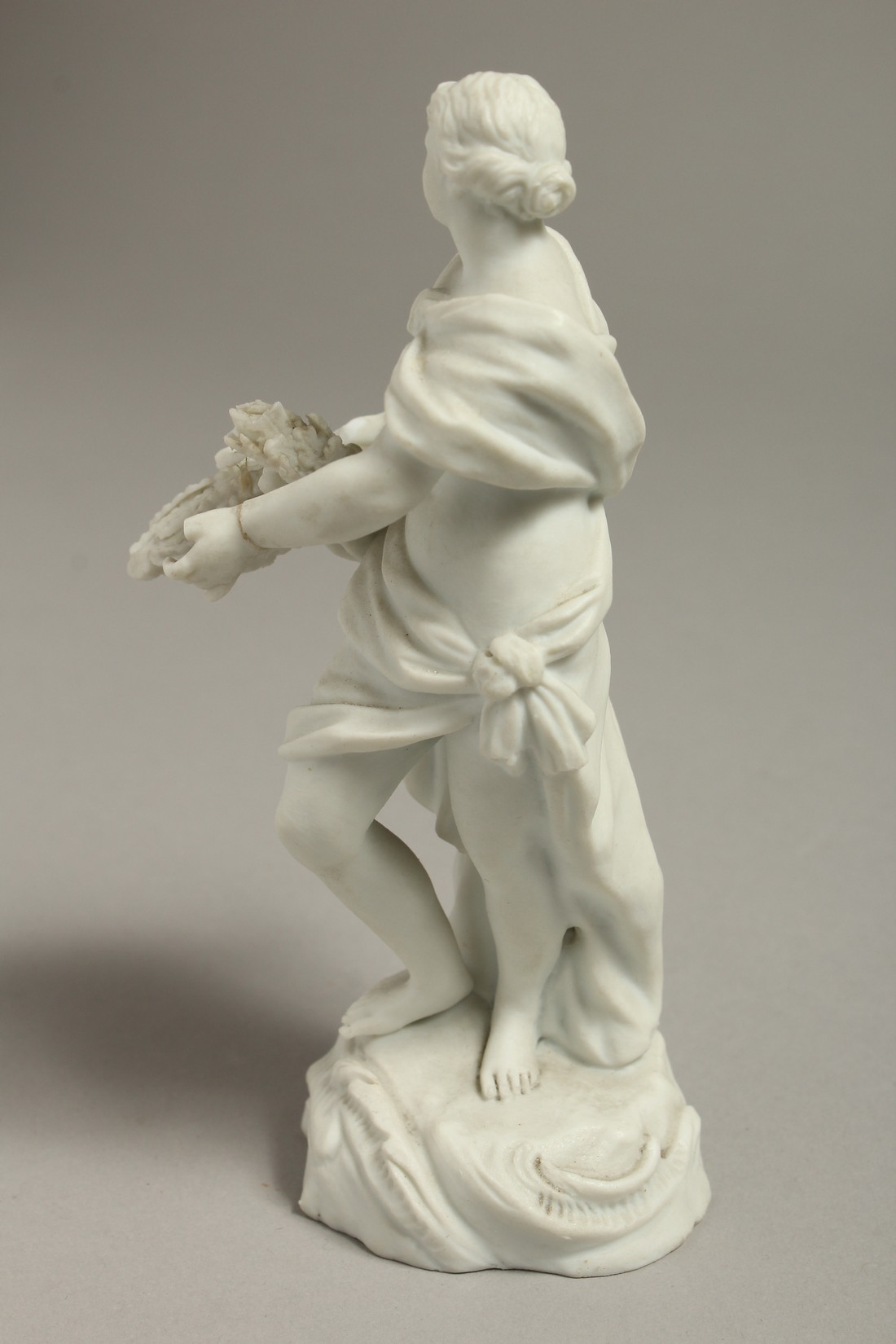 A LATE 18TH CENTRUY / EARLY 19TH CENTURY MEISSEN BISCUIT FIGURE of a girl with a scythe and a bundle - Bild 5 aus 6