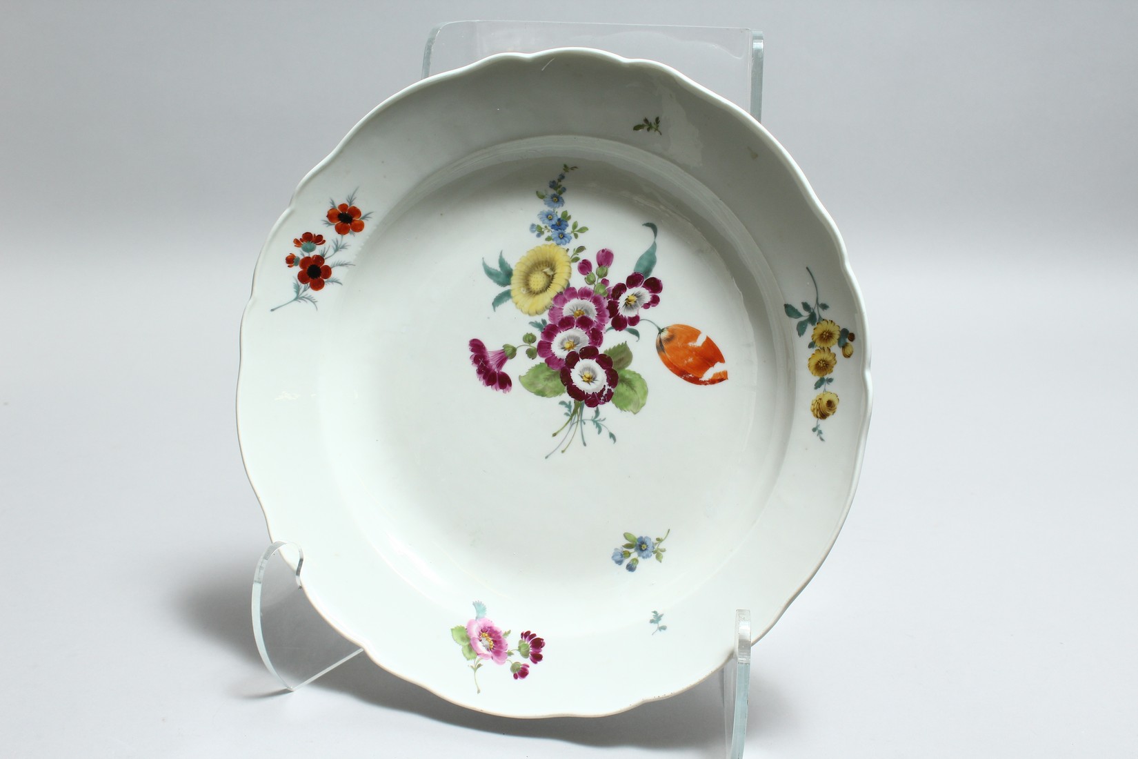 A LARGE 19TH CENTURY MEISSEN PORCELAIN CIRCULAR DISH painted with flowers. Cross swords mark in - Bild 2 aus 5