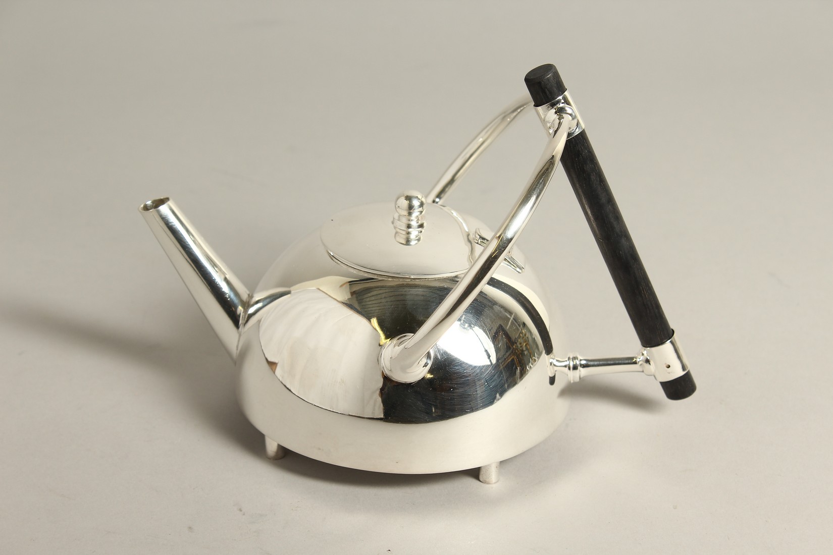 A CHRSTOPHER DRESSER DESIGN SILVER PLATE CIRCULAR TEA POT. - Bild 2 aus 4