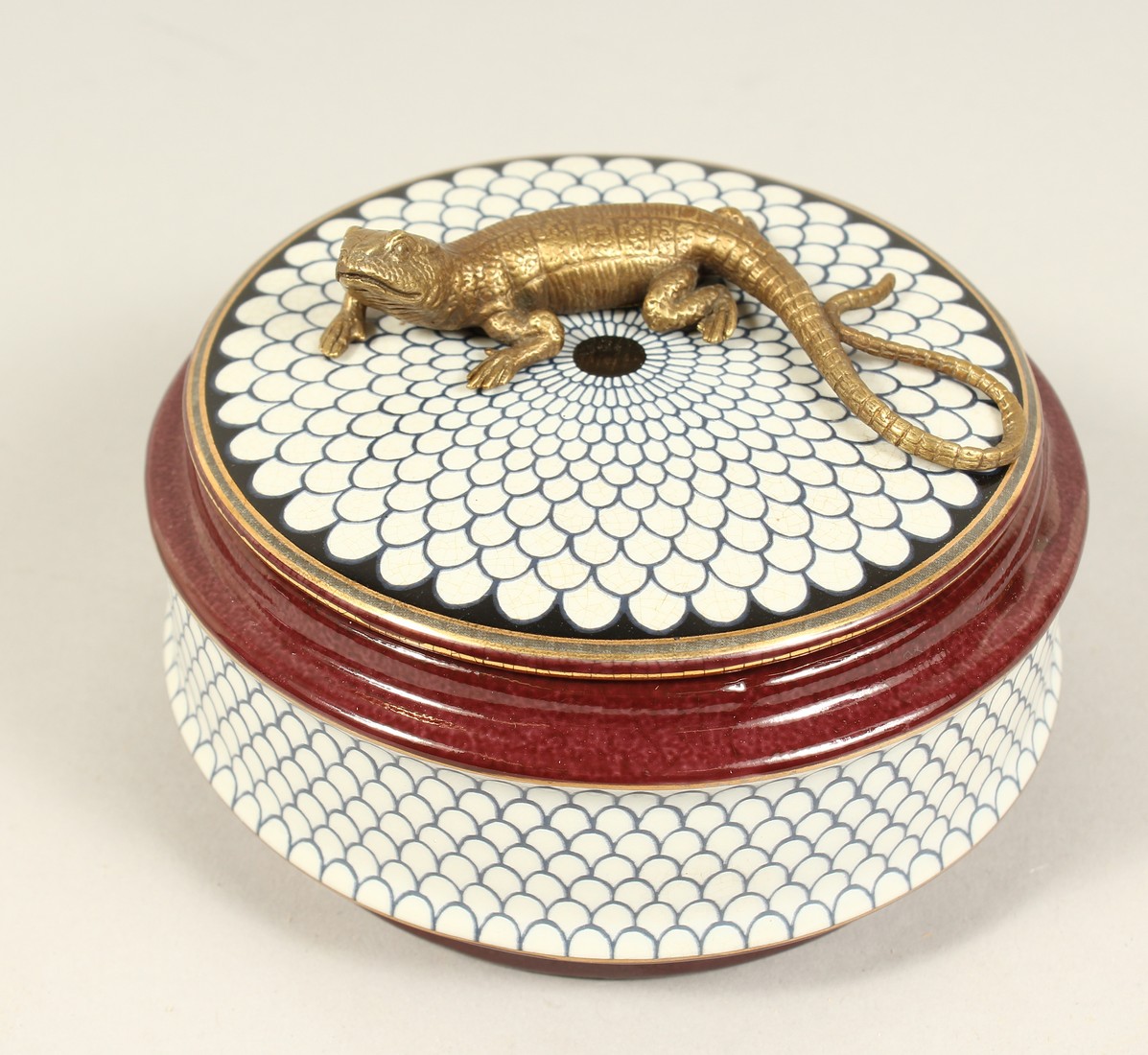 A CIRCULAR PORCELAIN BOWL AND COVER AWITH LIZARD. 5ins diameter.