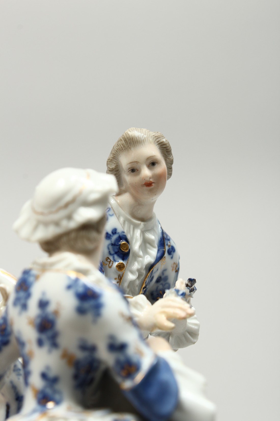 A GOOD MEISSEN PORCELAIN GROUP OF YOUNG LOVERS, a man with a lamb at his feet, a seated lady playing - Bild 14 aus 18
