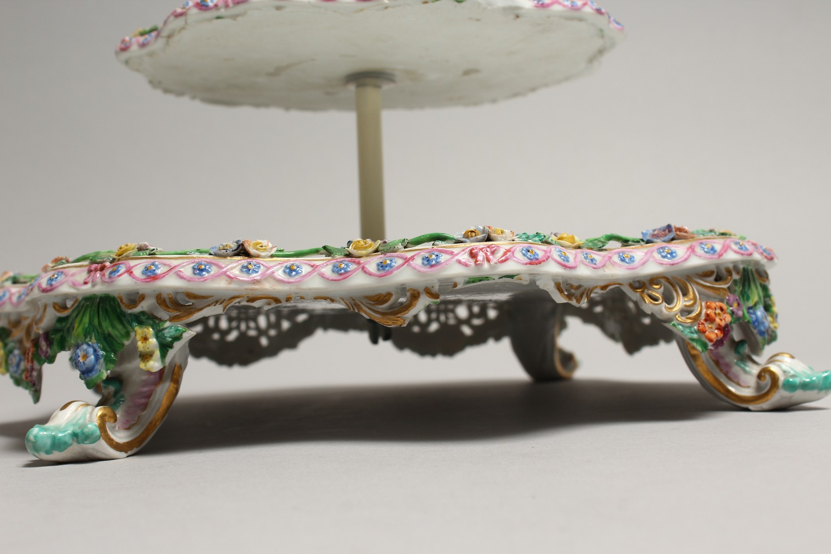 A 19TH CENTURY MEISSEN PORCELAIN TWO TIER STAND painted with roses and encrusted with flowers. Cross - Bild 3 aus 9