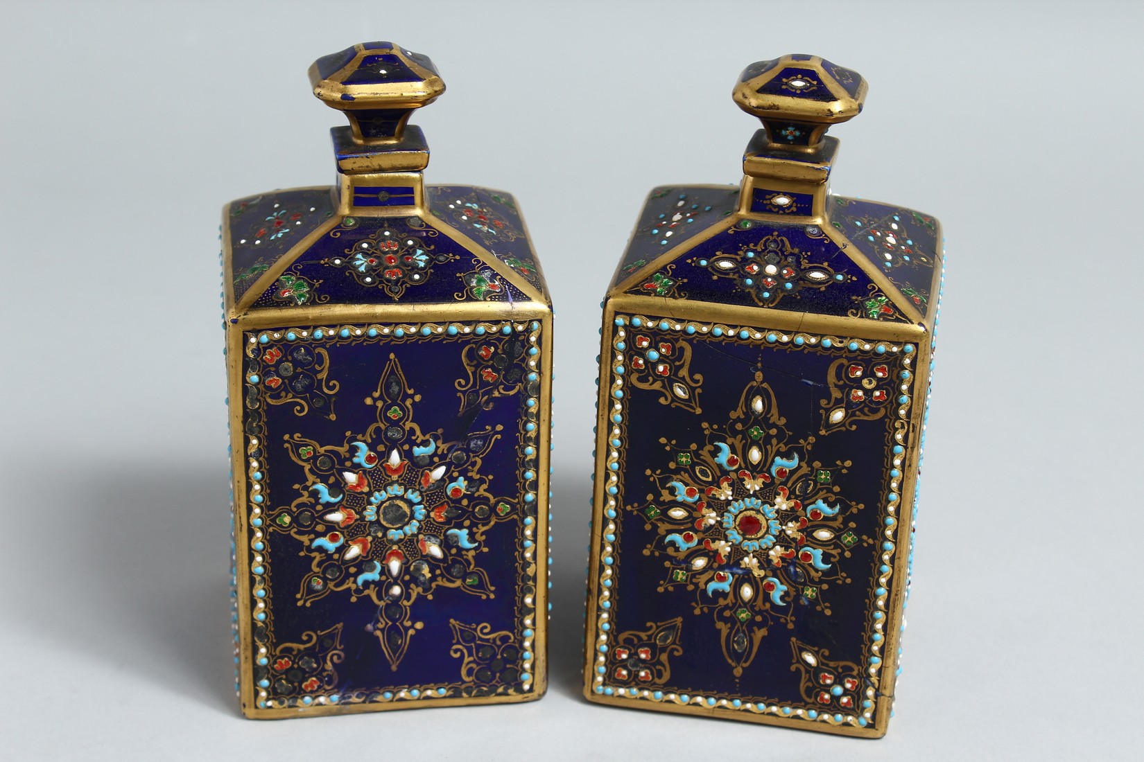 A NEAR PAIR OF 19TH CENTURY, SEVRES, FRENCH BLUE, PORCELAIN SQUARE BOTTLES AND STOPPERS with gilt - Bild 4 aus 9