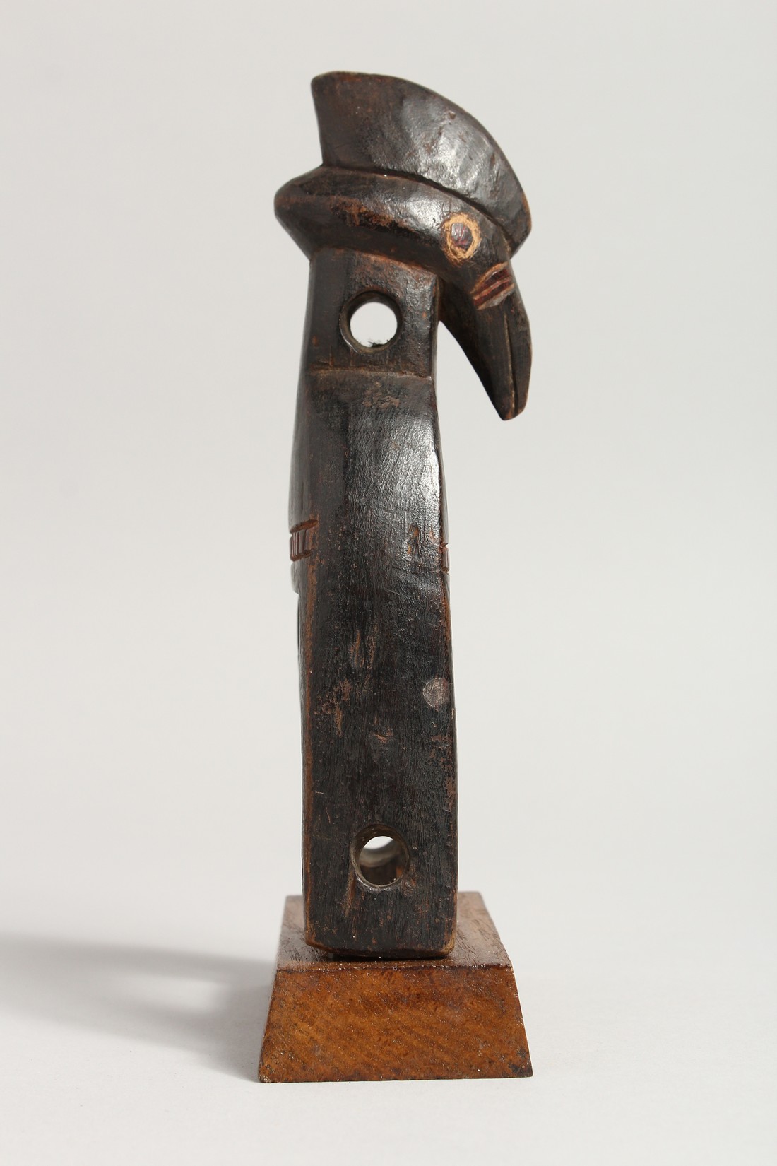 A TRIBAL WOODEN PULLEY BIRD'S HEAD. 7.5ins. - Image 2 of 4