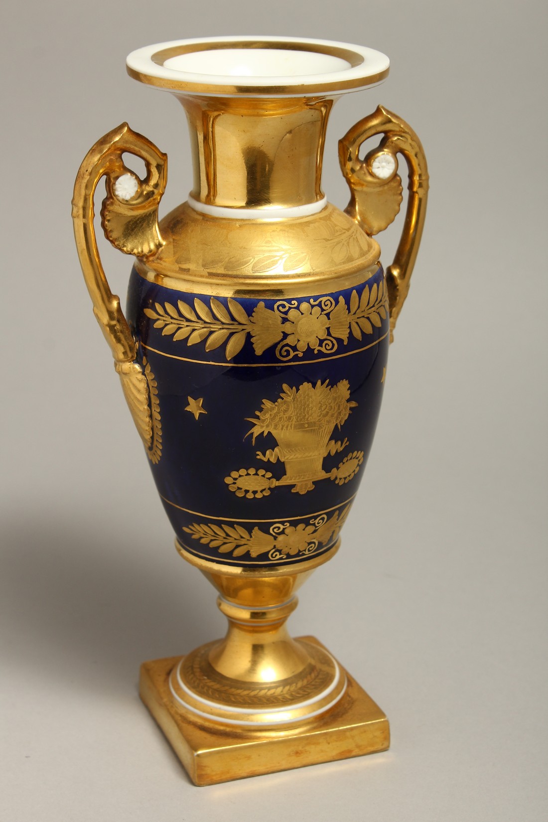 A 19TH CENTURY PARIS PORCELAIN TWO HANDLED VASE having a cobalt blue ground with etched gilded - Bild 3 aus 4