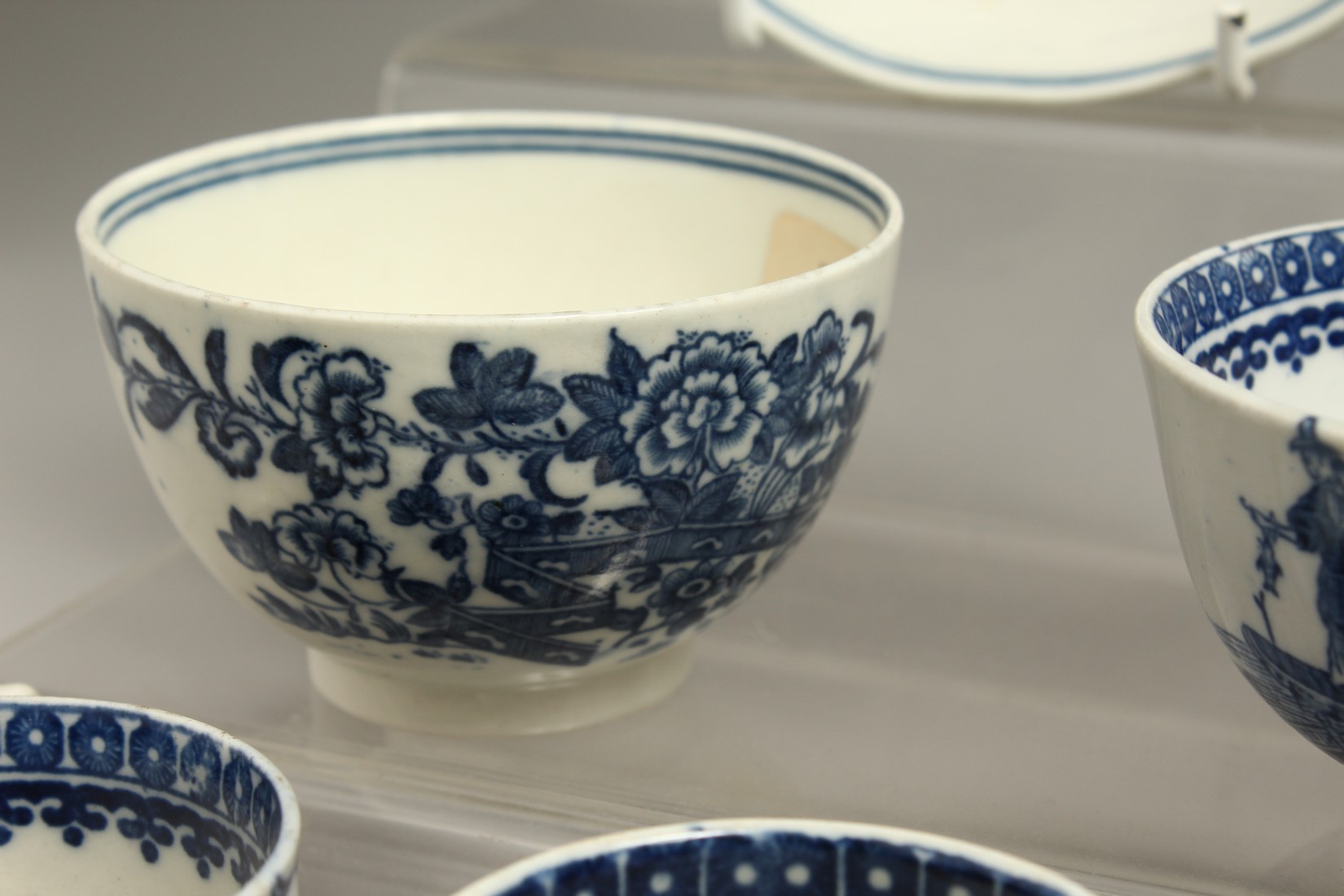 AN 18TH CENTURY CAUGHLEY BELL TOY, MOTHER AND CHILD TEA BOWL AND SAUCER, a coffee cup and two tea - Bild 5 aus 7