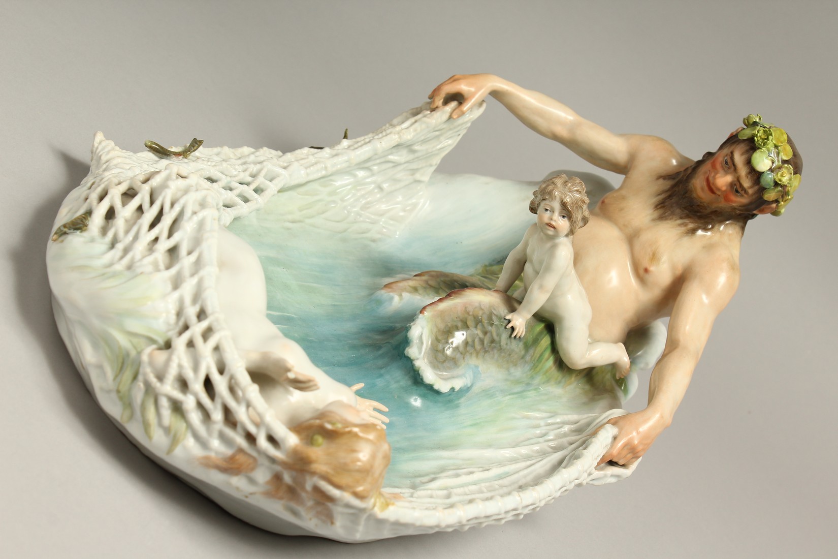 A SUPERB LARGE ART DECO MEISSEN PORCELAIN DISH as NEPTUNE pulling a fishing net with cupid and nymph - Bild 7 aus 9