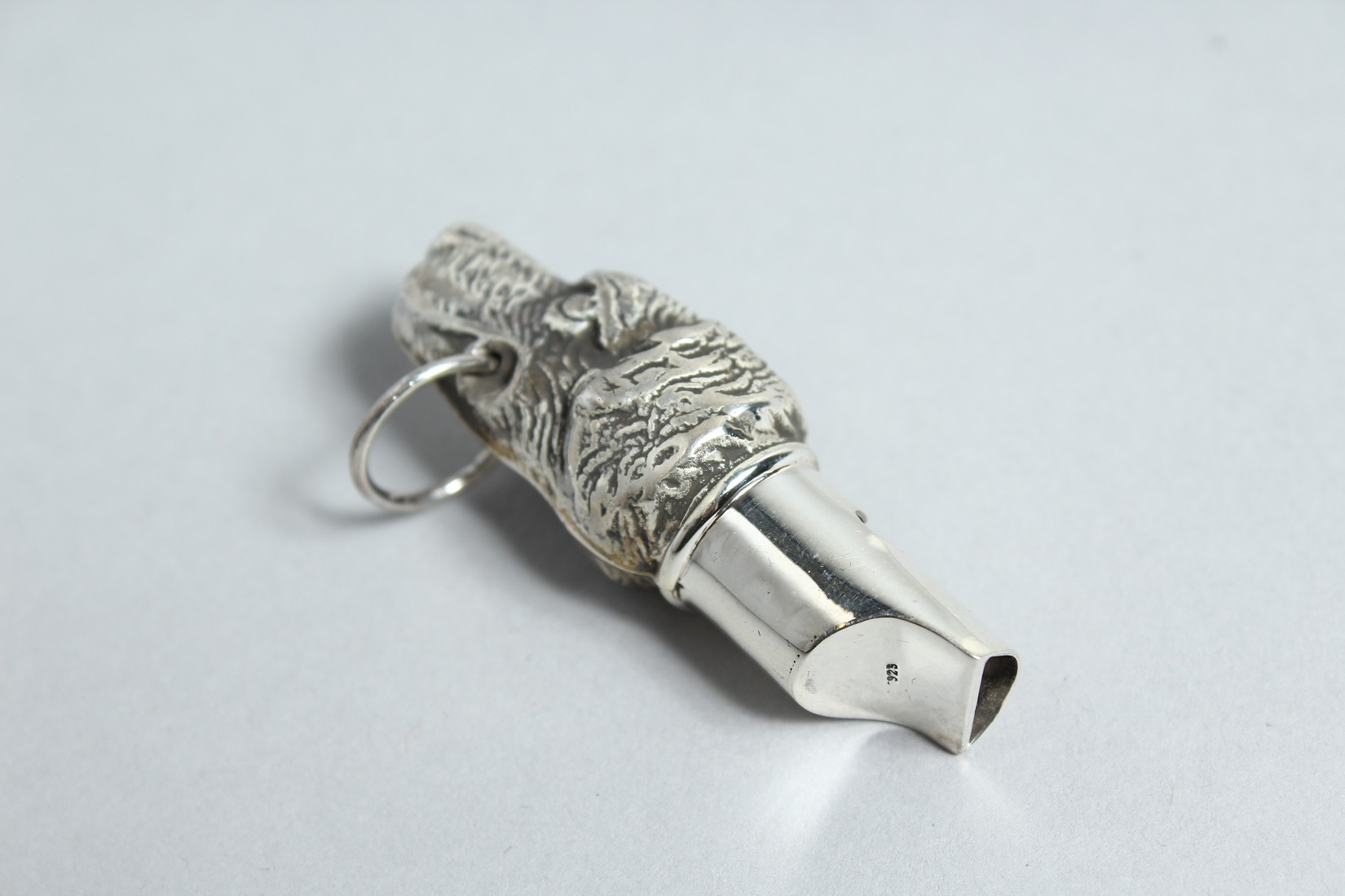 A SILVER DOG'S HEAD WHISTLE - Bild 2 aus 2