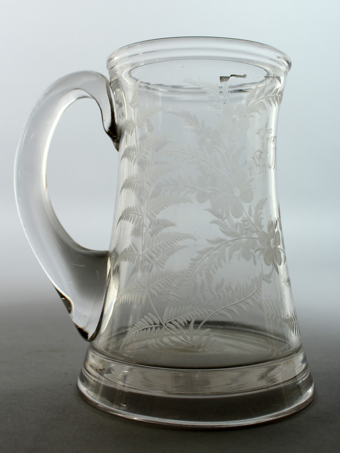 AN EARLY GLASS TANKARD engraved with flowers. T Warhurnt 5.5ins high. - Bild 3 aus 7