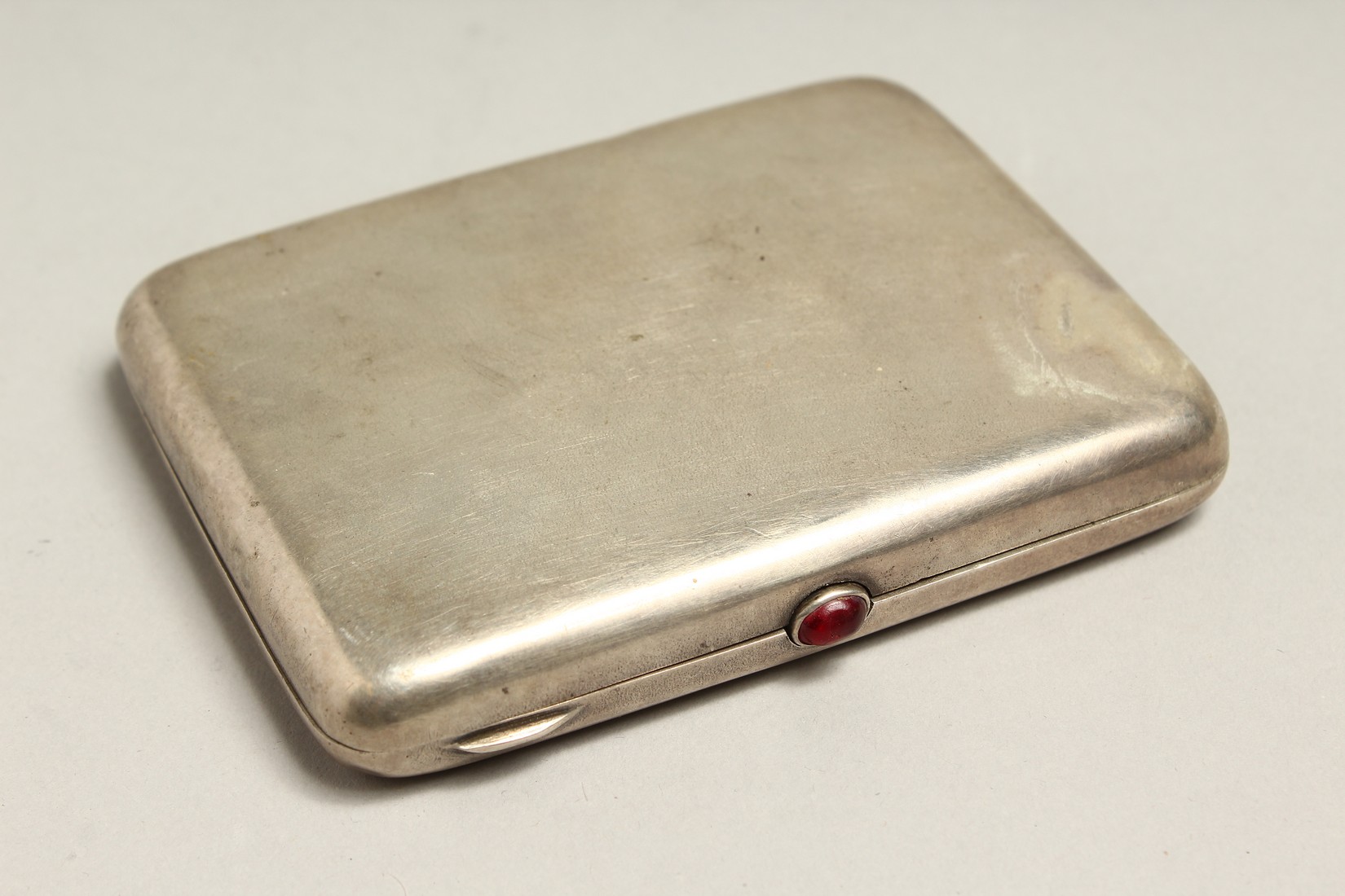 A RUSSIAN SILVER CIGARETTE CASE, the front engraved with a church. 4ins x 3ins - Bild 3 aus 6