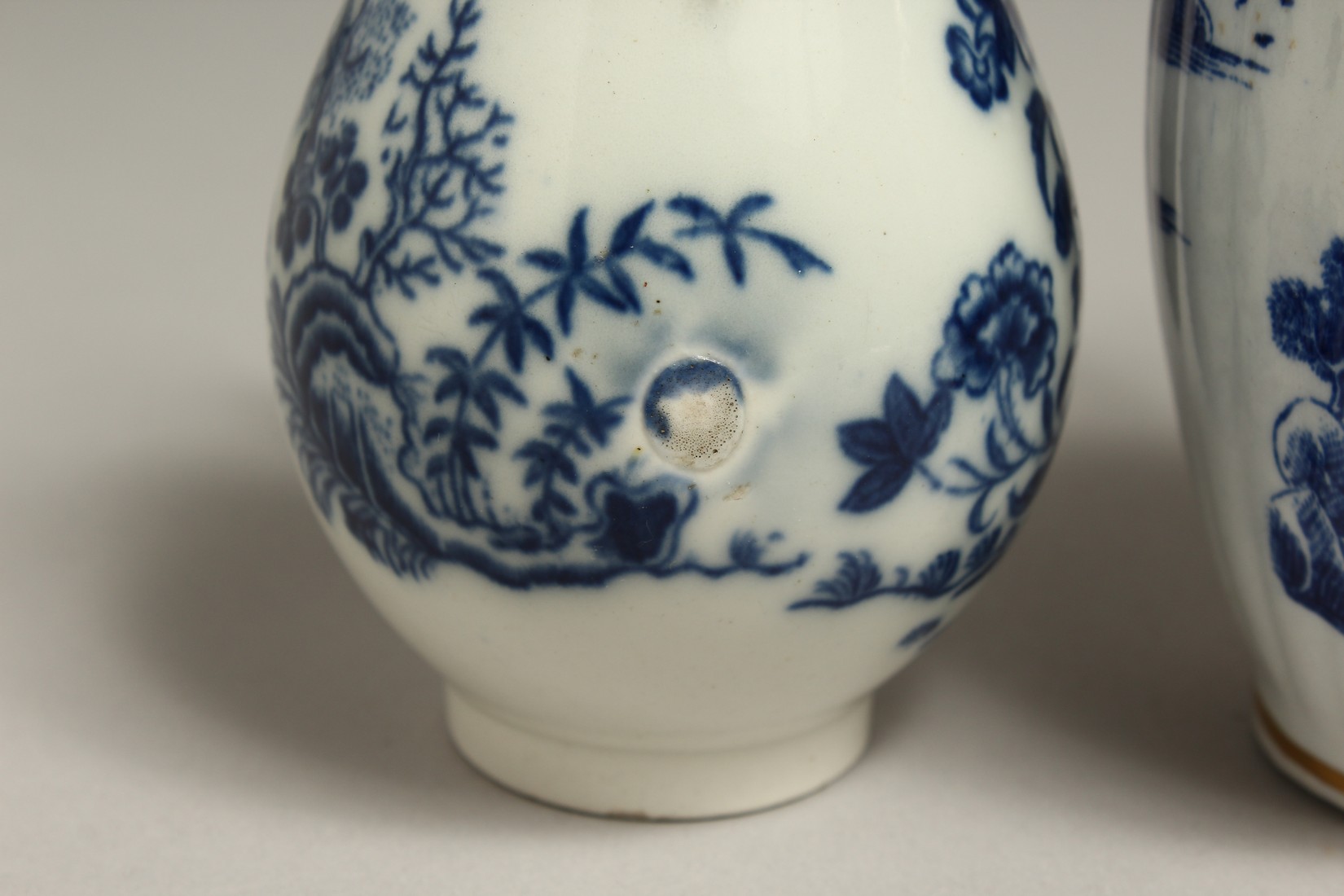 AN 18TH CENTRUY CAUGHLEY JUG printed with the Fence pattern and a Late Caughley jug printed with a - Bild 3 aus 7