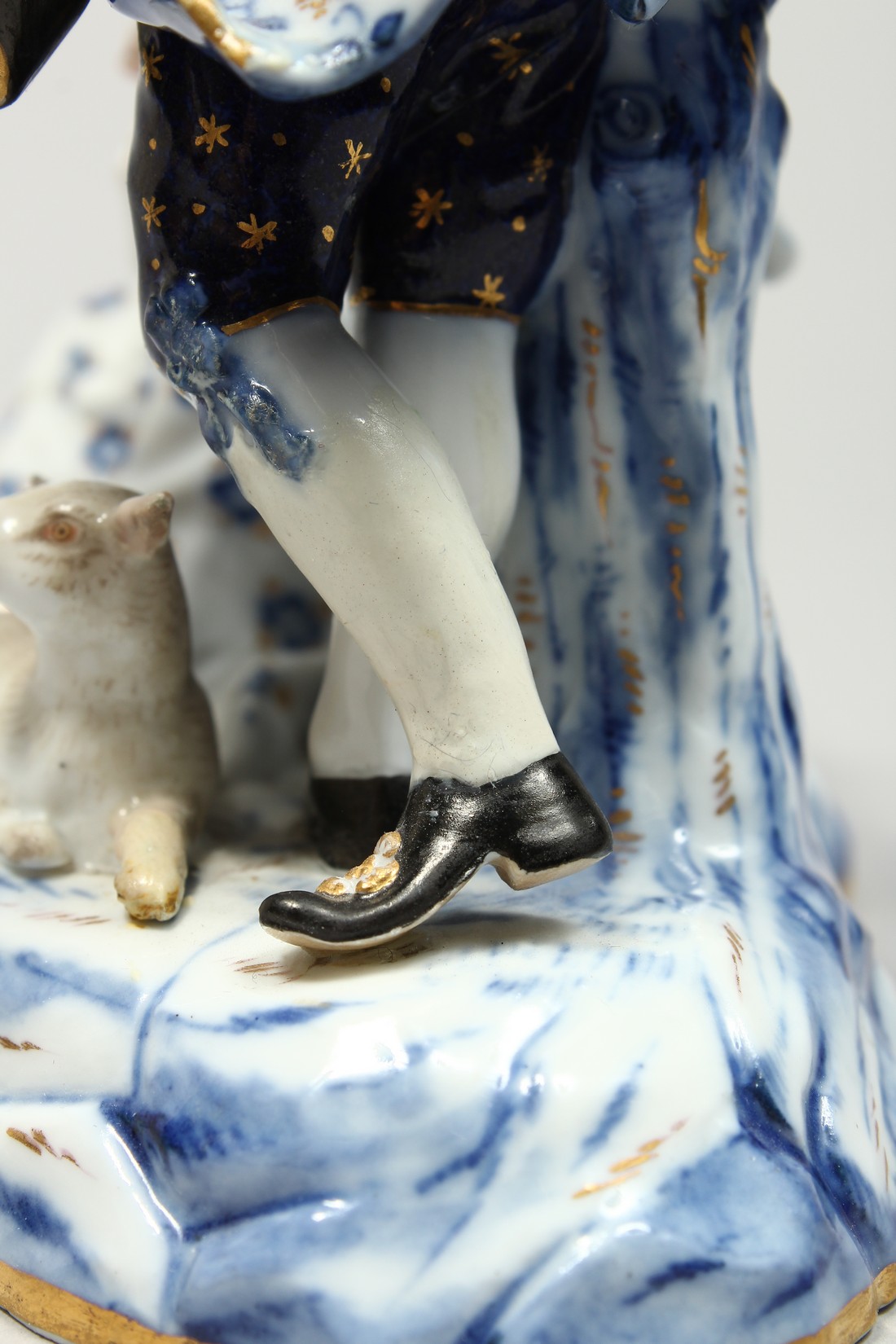 A GOOD MEISSEN PORCELAIN GROUP OF YOUNG LOVERS, a man with a lamb at his feet, a seated lady playing - Bild 5 aus 18