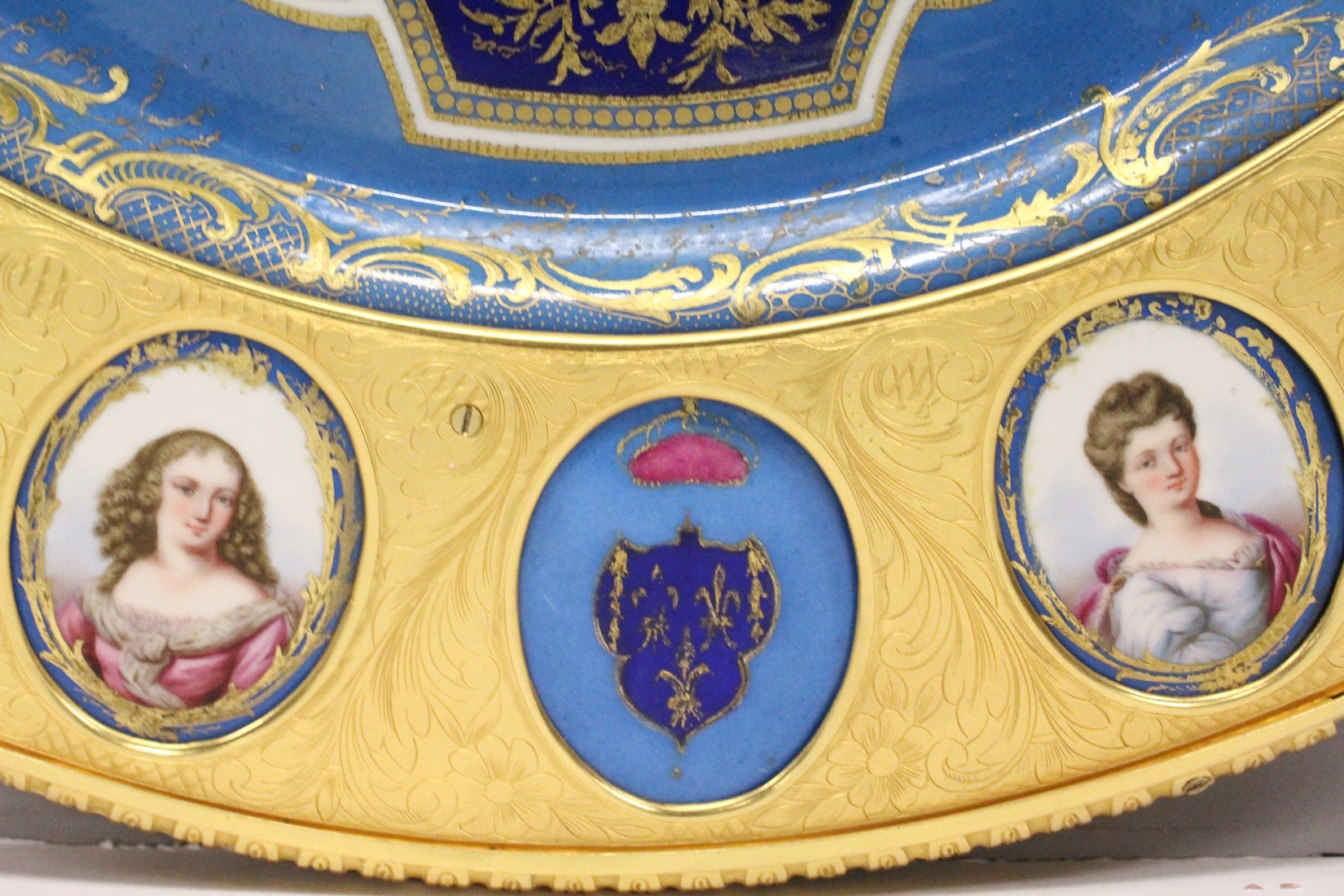 A SUPERB 19TH CENTURY SEVRES AND ORMOLU GEURIDON, thecircular top inset with a painted porcelain - Bild 8 aus 17