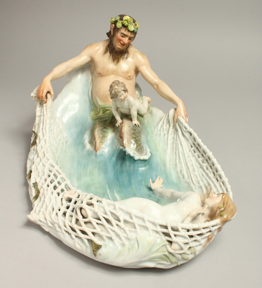 A SUPERB LARGE ART DECO MEISSEN PORCELAIN DISH as NEPTUNE pulling a fishing net with cupid and nymph - Bild 5 aus 9