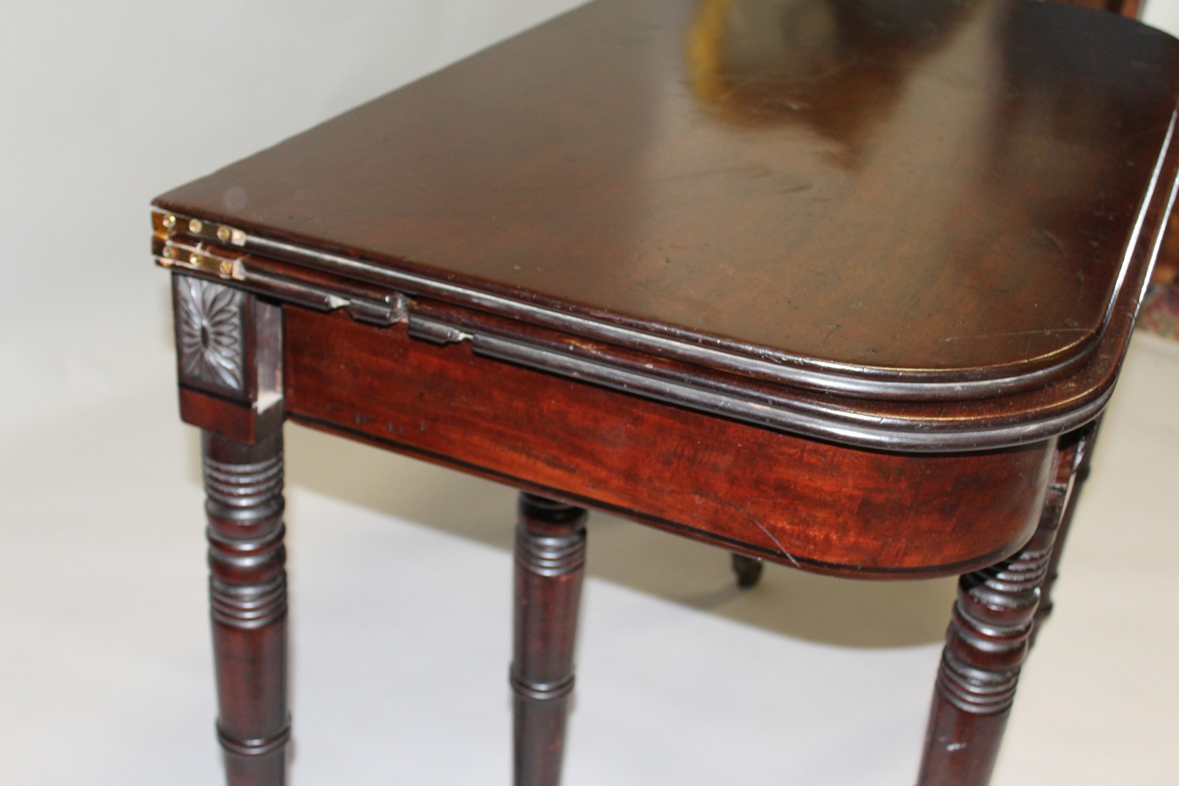 AN EARLY 19TH CENTURY MAHOGANY EXTENDING DINING TABLE, with patinated ratchet and hinged - Image 4 of 15