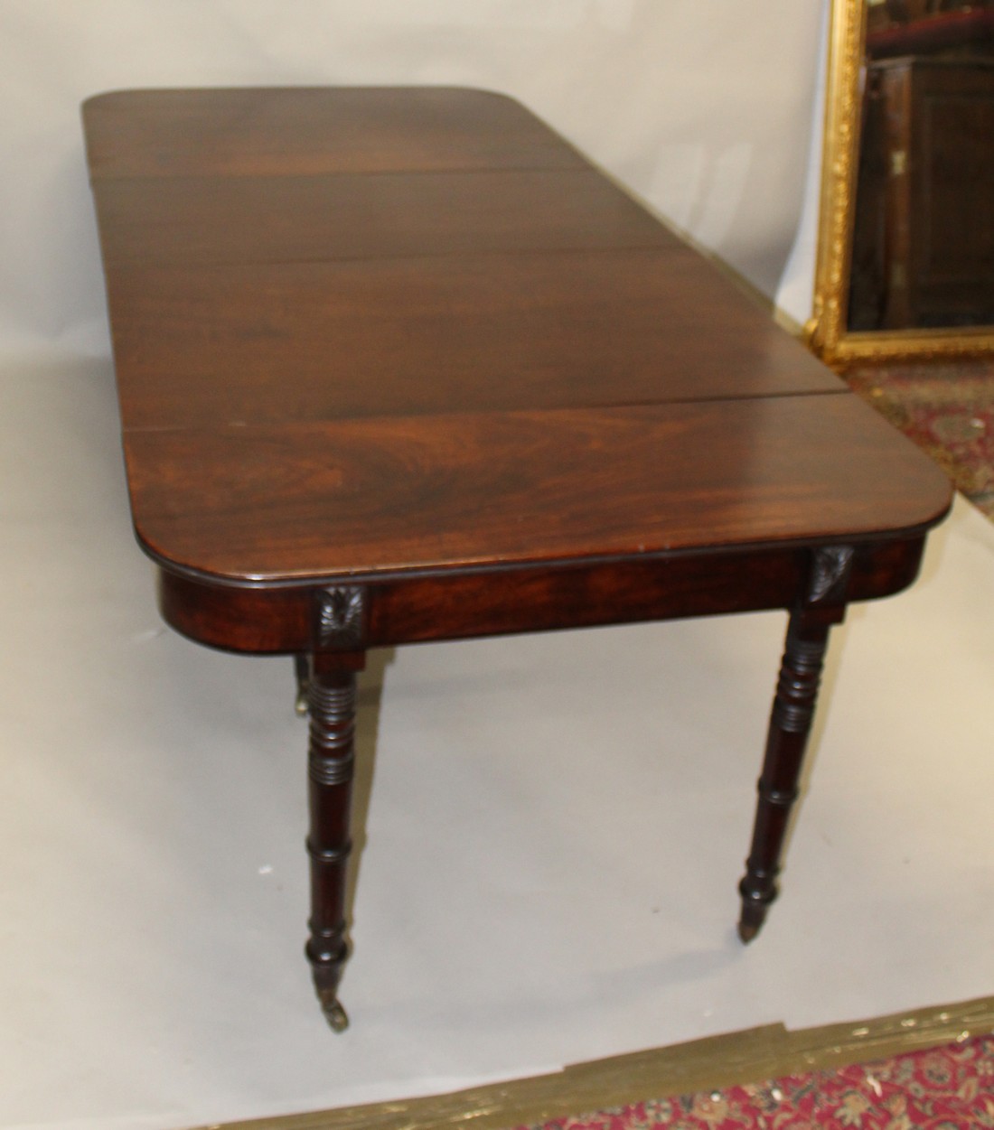 AN EARLY 19TH CENTURY MAHOGANY EXTENDING DINING TABLE, with patinated ratchet and hinged - Image 9 of 15