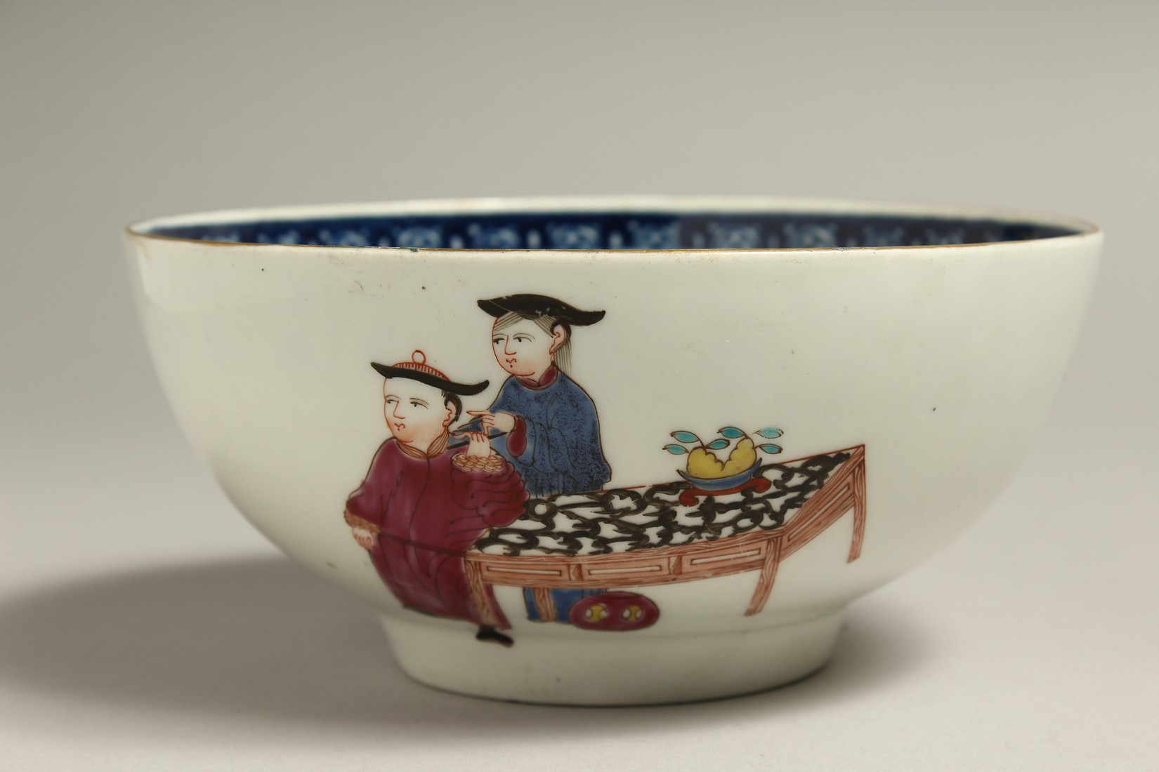 AN 18TH CENTURY WORCESTER BOWL painted with a version of the Conjurer pattern, having two figural - Bild 2 aus 6