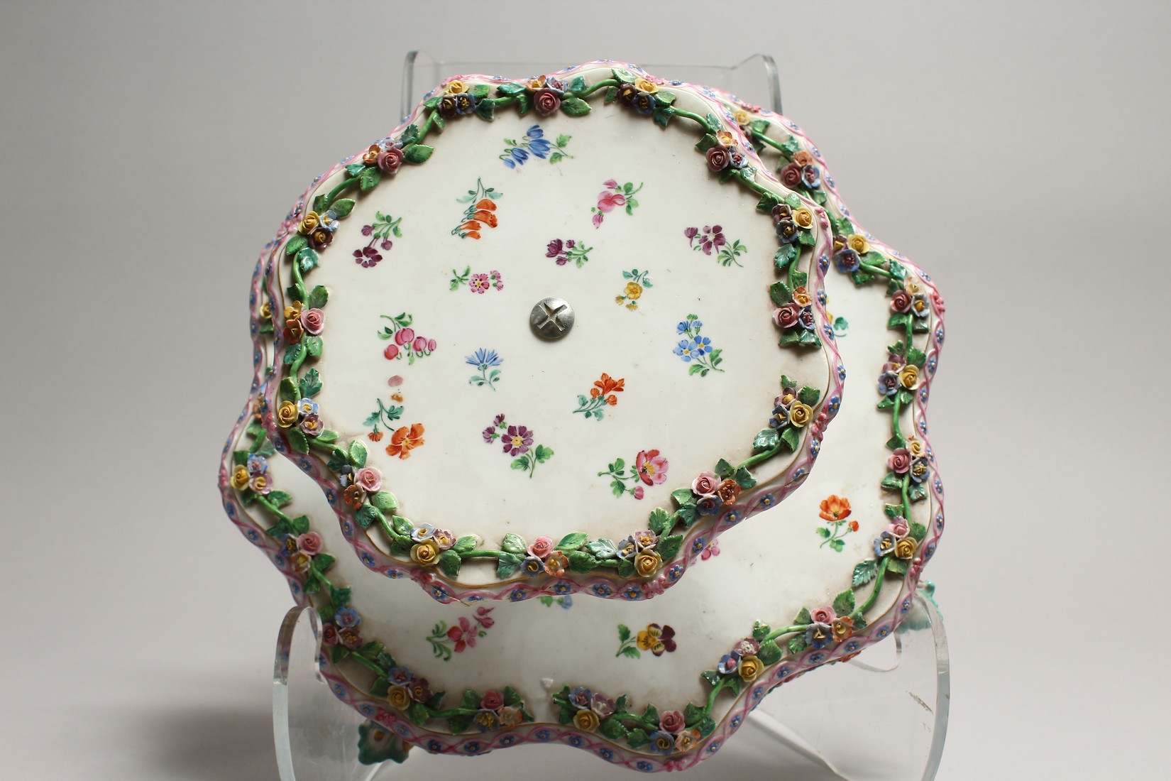 A 19TH CENTURY MEISSEN PORCELAIN TWO TIER STAND painted with roses and encrusted with flowers. Cross - Bild 6 aus 9