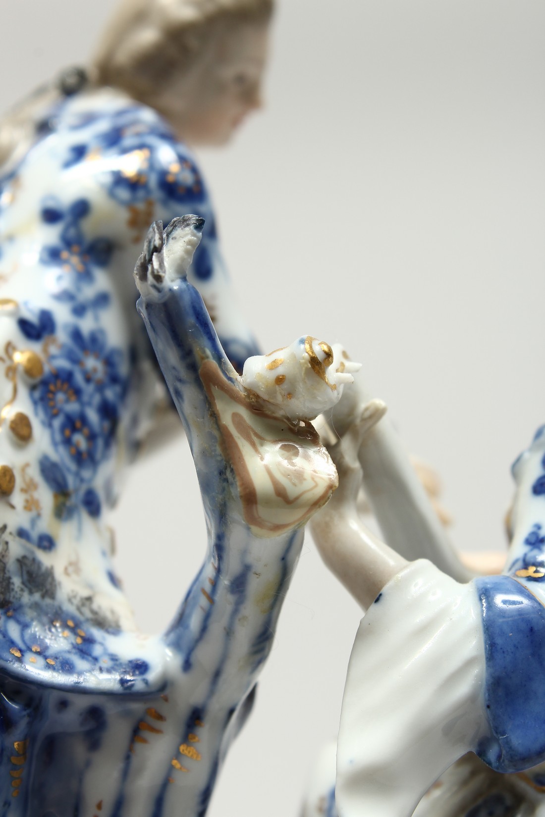 A GOOD MEISSEN PORCELAIN GROUP OF YOUNG LOVERS, a man with a lamb at his feet, a seated lady playing - Bild 8 aus 18