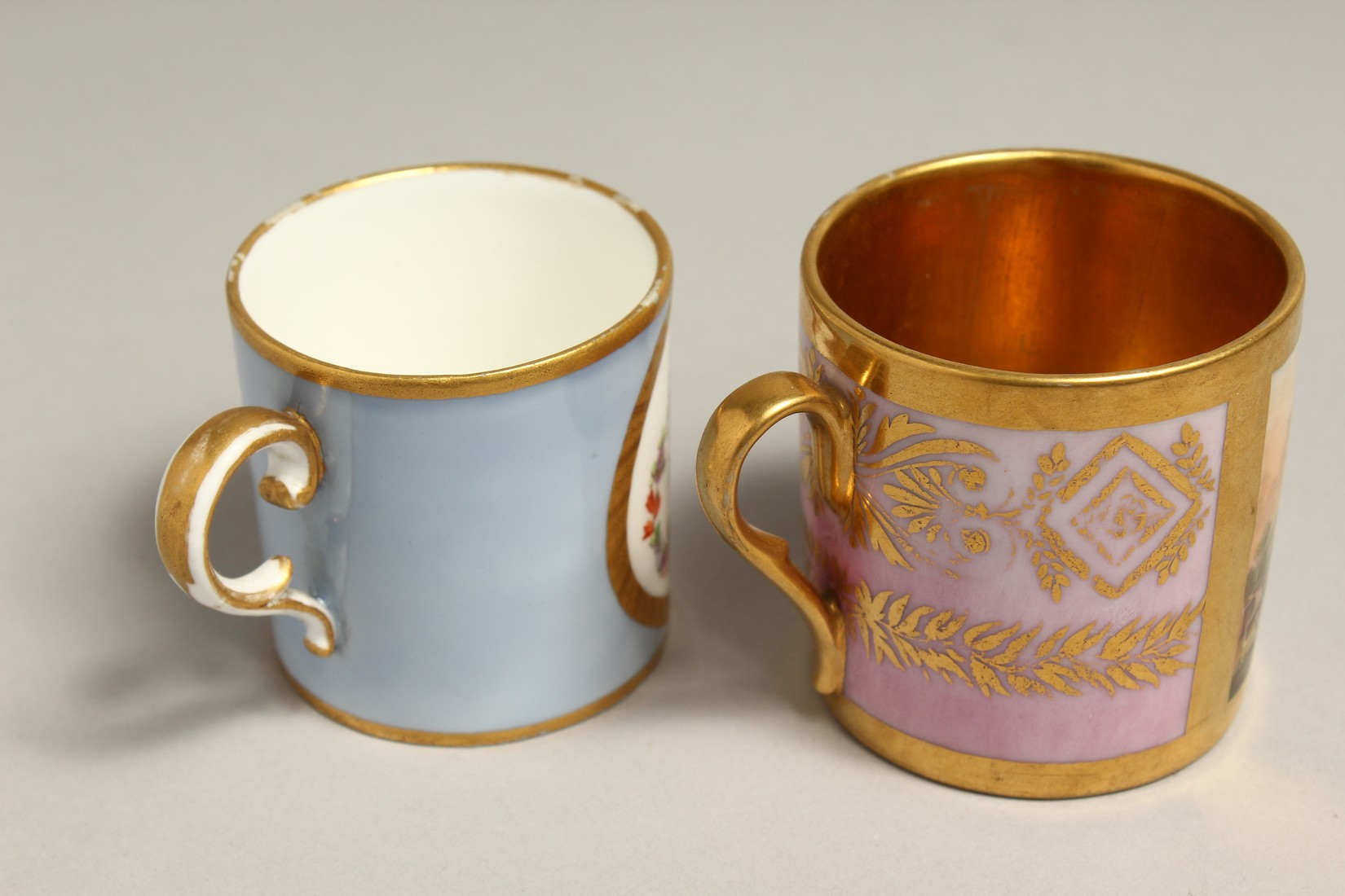 A LATE 18TH CENTURY / EARLY 19TH CENTURY FRENCH COFFEE CAN painted with a chain of flowers around - Bild 3 aus 4