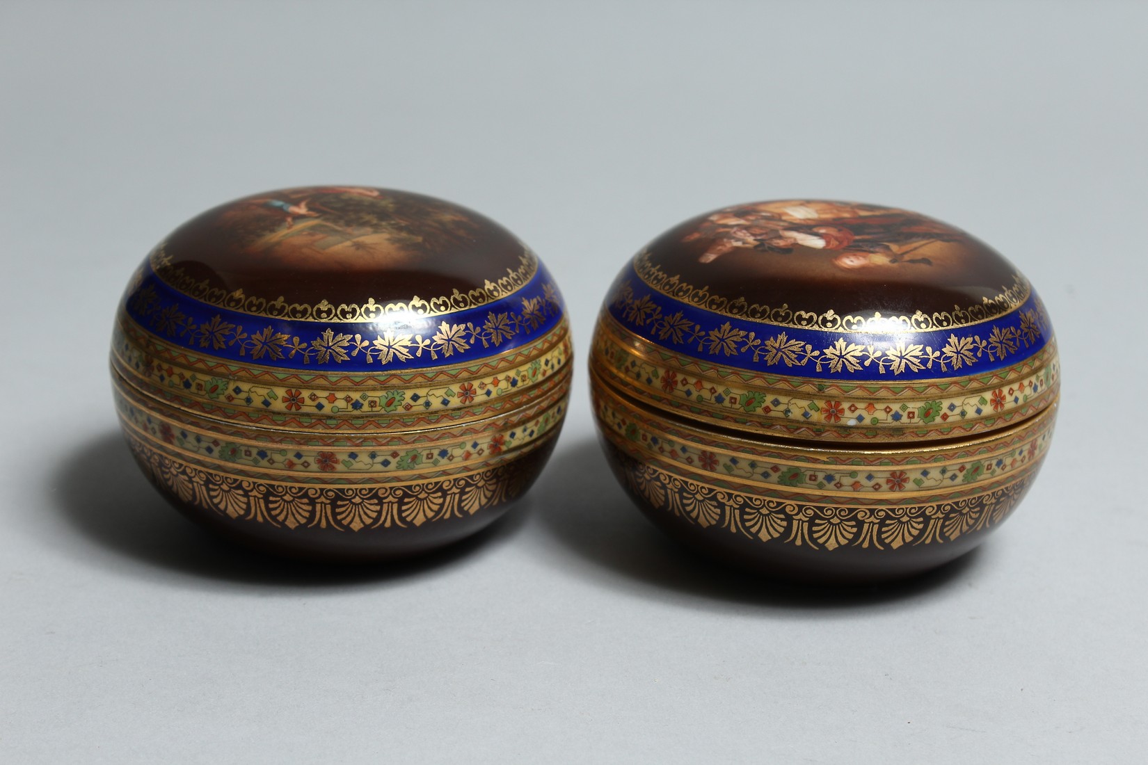 A PAIR OF VIENNA CIRCULAR PORCELAIN BOXES AND COVERS 3.5ins high. - Bild 7 aus 12
